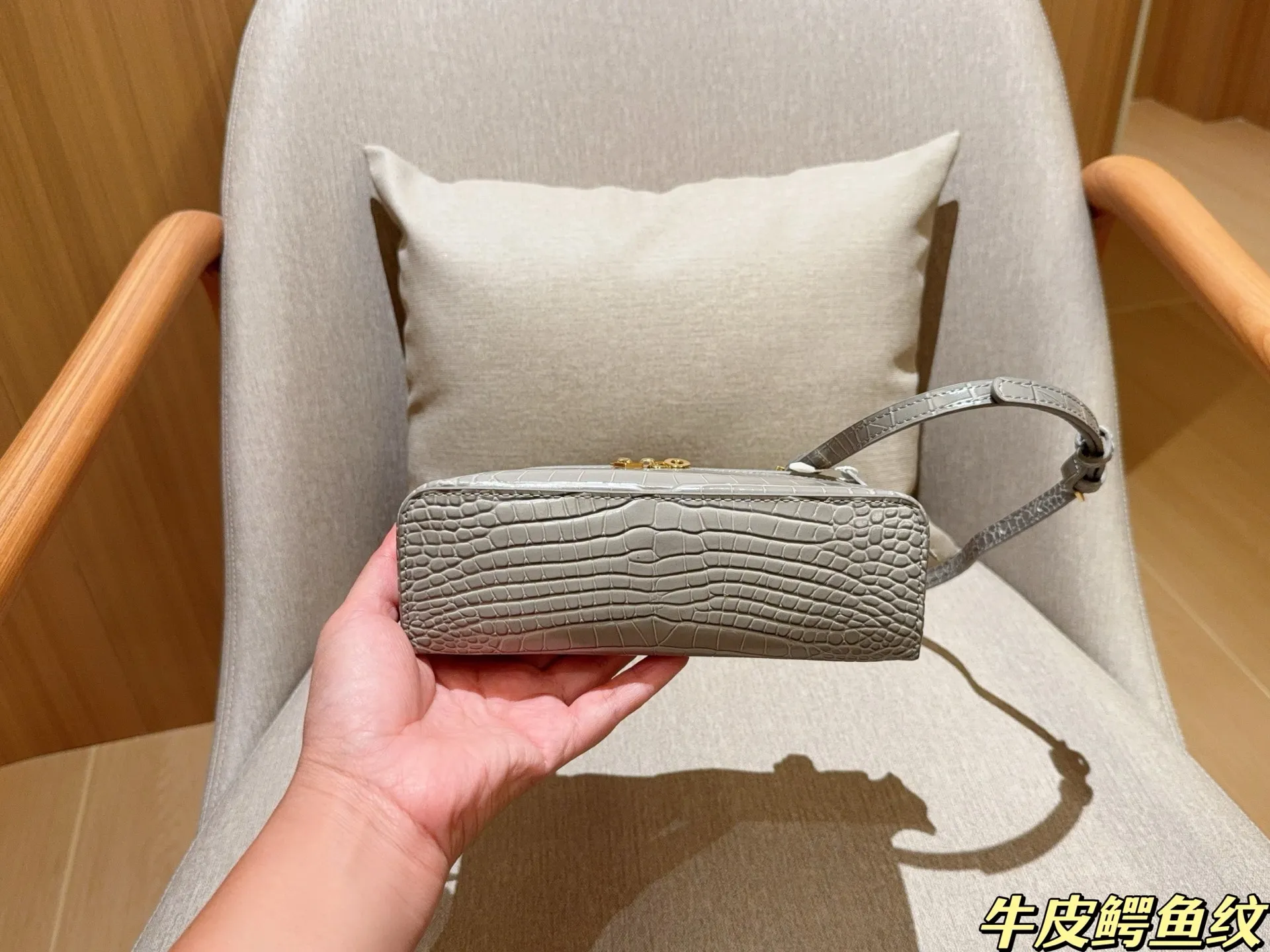 💰175 牛皮鳄鱼纹 Loro piana 牛皮鳄鱼纹饭盒包Lp化妆包L19 爱马仕平替 尺寸19&times;12&times;6 礼盒包装🎁