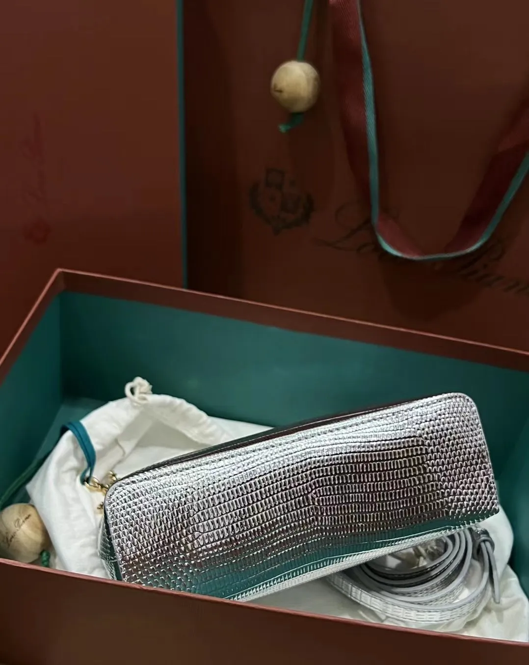 现货供应👉特级复刻Loro piana L19 专柜断货王😉#🔎细节图🌟对正品版💁🏻♂️进口牛皮压蜥蜴纹💫超A油边打磨❣️内里配进口羊皮 ,五金也是正品一比一开模👍是不锈钢不掉色的全钢材质😎小号尺寸19cm🈶️金扣