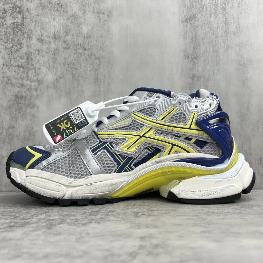 💰520🔥新款上架🔥 纯原版本 新款BALENCIAGA Runner 7.0 七代巴黎世家老爹鞋 通过溢胶、做旧、缝线等细节，展示了设计师 Demna 的运动鞋风格，用一双「旧鞋」传递复古感，后侧板、翘起的鞋头，则展示了 Demna 在结构上的未来构想。 原装大盒从里到外一切百分百还原官方配置 顶级专供碾压一切版本 尺码：35 36 37 38 39 40 41 42 43 44 45