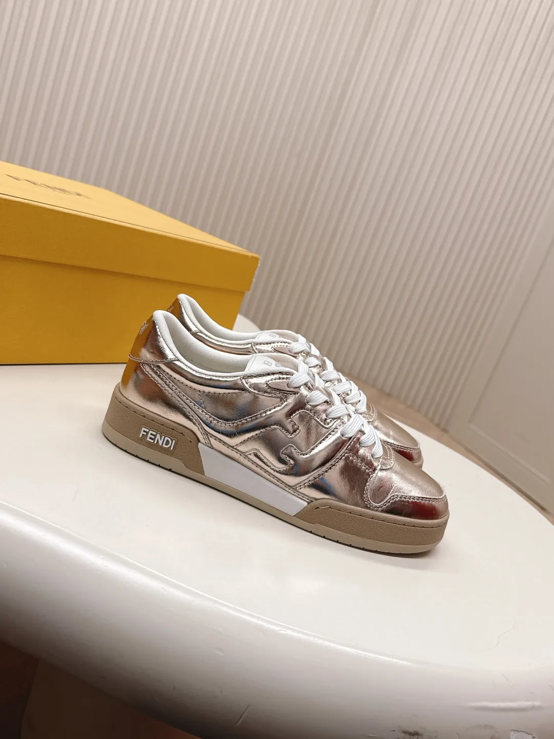 最新色系!皮面 出女💰320 男加10 最新版面 情侣款 Fendi芬迪2025新色系列板鞋休闲运动鞋 FD match 升级新款 全皮面拼接 新鲜血液注入加FF复古的设计 超好看百搭 鞋面牛皮面拼接组合 侧面凸起的双F logo内里采用透气布里 轻便 舒适百搭 原版TPu大底 码数,女款35-40 / 男款39-44