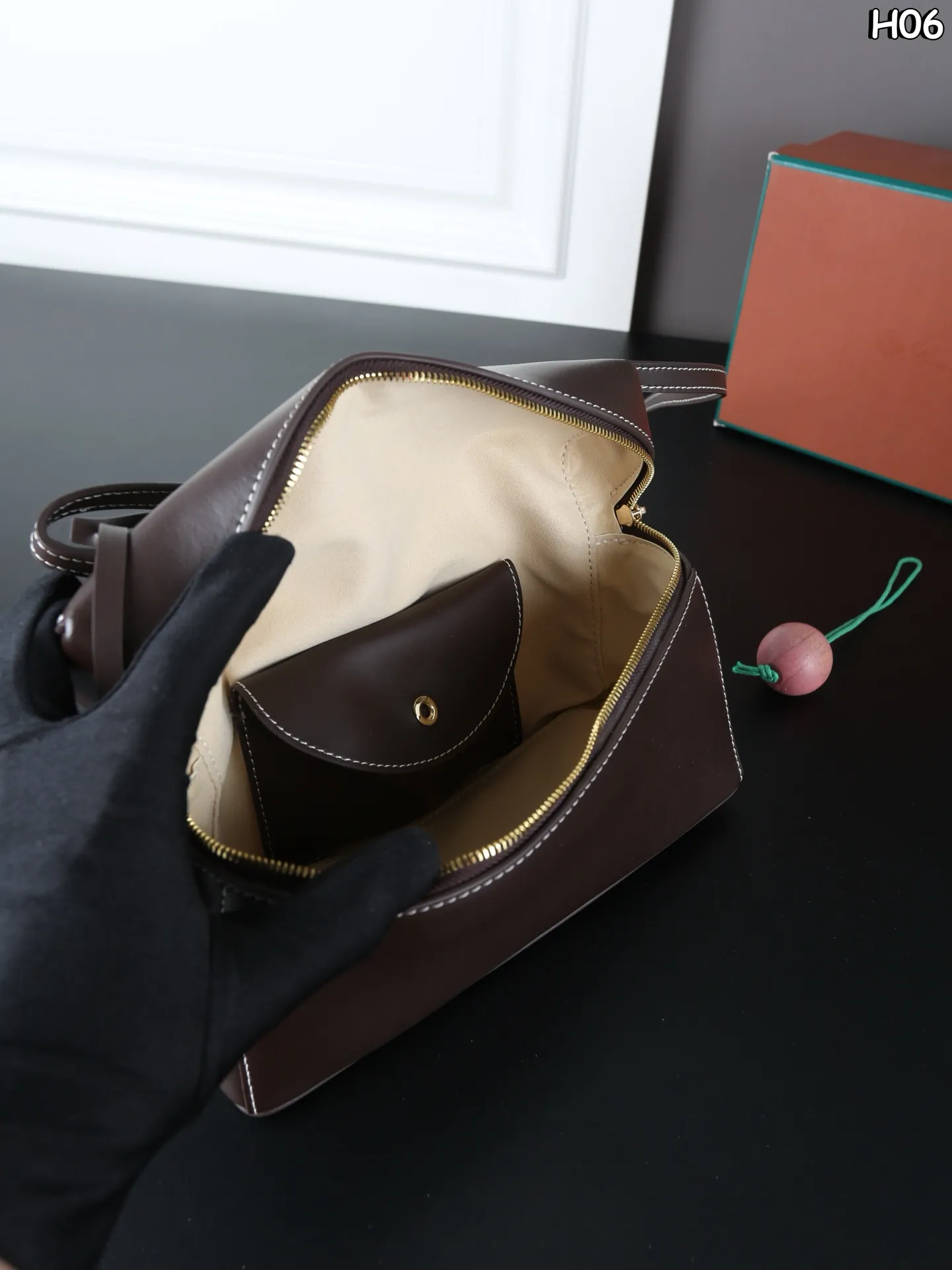 大P235 天地盖➕挂件 中P225 天地盖➕挂件 小P205 天地盖➕挂件 Loro Piana Extra Bag LP 饭盒包 化妆盒子包 手提包斜挎包 宋佳同款！ 吴千语、唐嫣等明星都在背Loro Piana新包！ Loro Piana 又出新包了，最新街拍吴千语、唐嫣、张钧甯、董洁、马思纯、梅婷、宋佳、万茜、邬君梅、张雪迎、包包颜值是真的高，容量方面也能够满足出行需求，不管是通勤还是日常都很适合，秋冬季节拿来搭配外套大衣最合适不过啦！ 尺寸：26.5&times;17/23&times;15/20&times;11