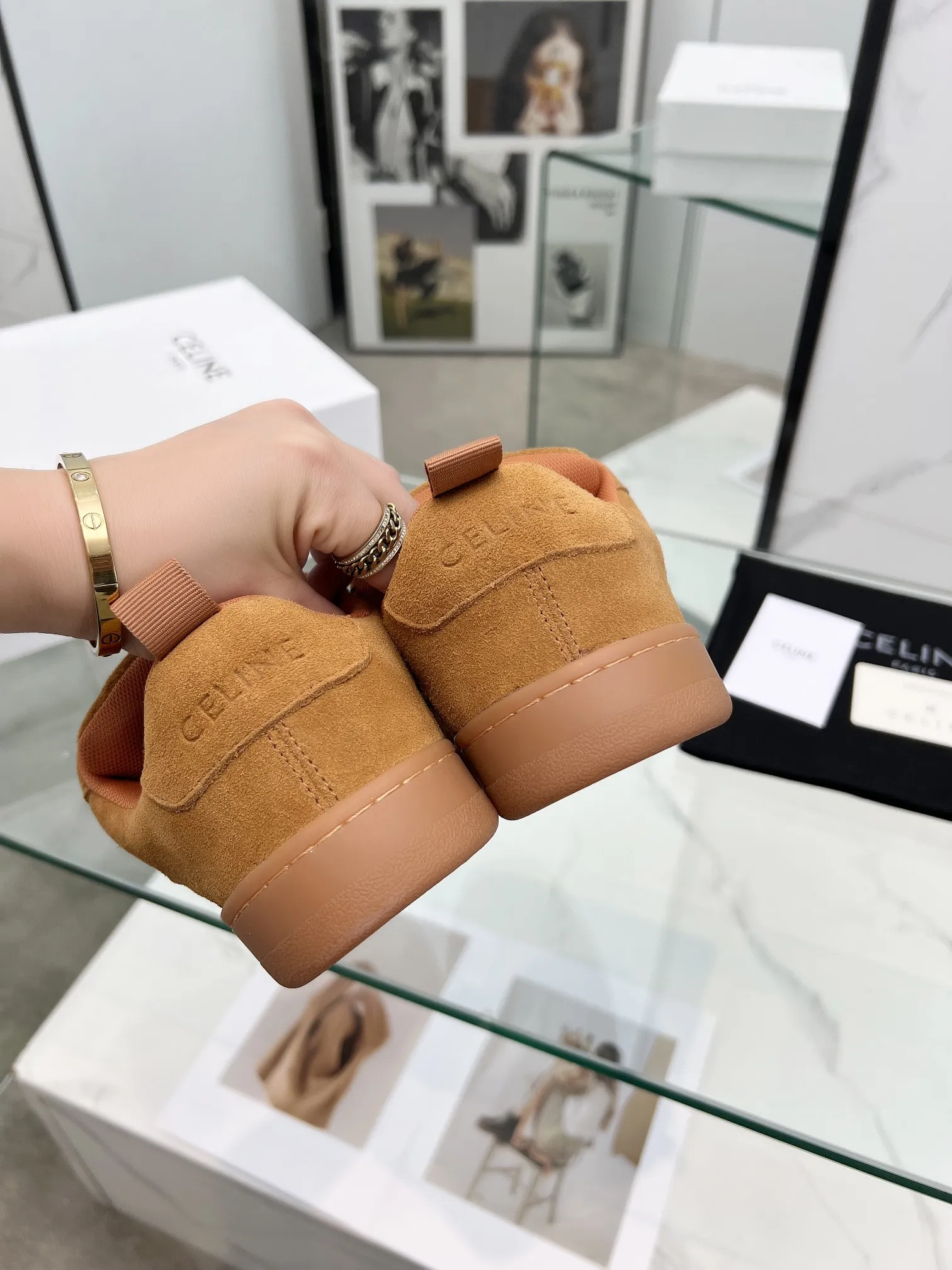 🌸P250💰 男款+10 CELINE赛琳秋冬新款HUNTINGTON面包鞋火爆上新 面包鞋以肥肥胖胖而得名近年来火爆全网 这款面包鞋上新小红薯关注极高 一款简简单单又百搭的面包鞋各大博主、明星纷纷上脚,原版品质搭配专柜精美包装 楦形流畅穿着舒适透气,你值得拥有 鞋面:牛绒 内里:透气网里 大底:原版橡胶防滑底 码数:女35-41# 男39-44#