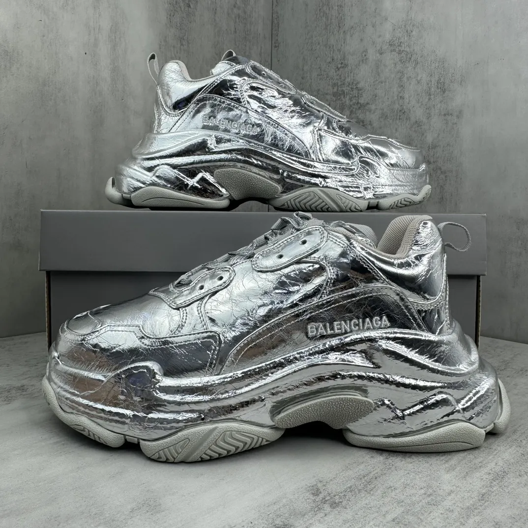 💰420🔥新款上架🔥 BALENCIAGA Triple S 巴黎世家复古老爹鞋 镜面漆皮 全套原纸板楦头开发 最原汁原味的灵魂版型 全鞋荧光划线卡点 胶水把控整洁度追求极致完美 每一双都是工艺品 多重QC质检 超越公司货的品控标准 实实在在的免检产品 原盒原配 正确字体电绣 粗细、位置、大小正确 侧边TPU 透气孔匹配意产原版 TPU软底 原版一致大底LOGO 立体感十足 复杂的三层外底 采用Clear Sole技术将TPU注入鞋底内部可产生气泡 以提供更多舒适感 更轻的鞋子和减震效果 脚趾边缘绣有尺寸 侧面绣有徽标 背面压印徽标 舌头上的Triple S橡胶品牌 2个鞋带环 包括1个功能环 运动系带系统 带12个织物孔眼 双色鞋带让人想起远足靴的鞋带 后部拉环和舌头拉环 码数:35-46