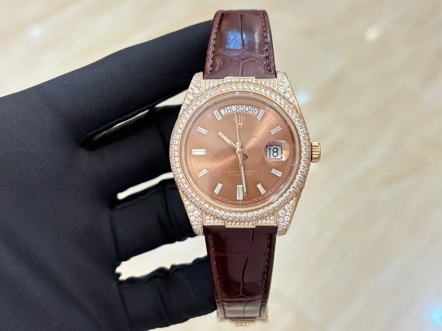 💍劳力士 顶级好货💍🌈首款日志型美洲鳄鱼皮带系列 !✨后镶嵌顶级天然皓石,大闪亮,难度极高,目前同种材质最闪工艺。不惜成本只为完美,可谓用心至极,完美展现工匠精神。奢华高贵 身份的象征,适合重要场合使用! 1⃣️搭载ETA2836星期日历全自动机芯,经典机芯稳定性强,无后顾之忧。 2⃣️蓝宝石镜面,字面颜色更细腻做出了与正品一致的视觉效果,防反光凸透式放大日历窗。 ️3⃣️表壳均采用顶级904钢,镶嵌顶级天然皓石。尺寸:直径40mm。 4⃣️表带美洲鳄鱼皮配搭原装折叠扣表扣,连接表壳头粒更细致优化!表扣细节刻字也比较到位! 5⃣️复刻诚心力作!让我们一起一劳永逸!欢迎各位表友品鉴!