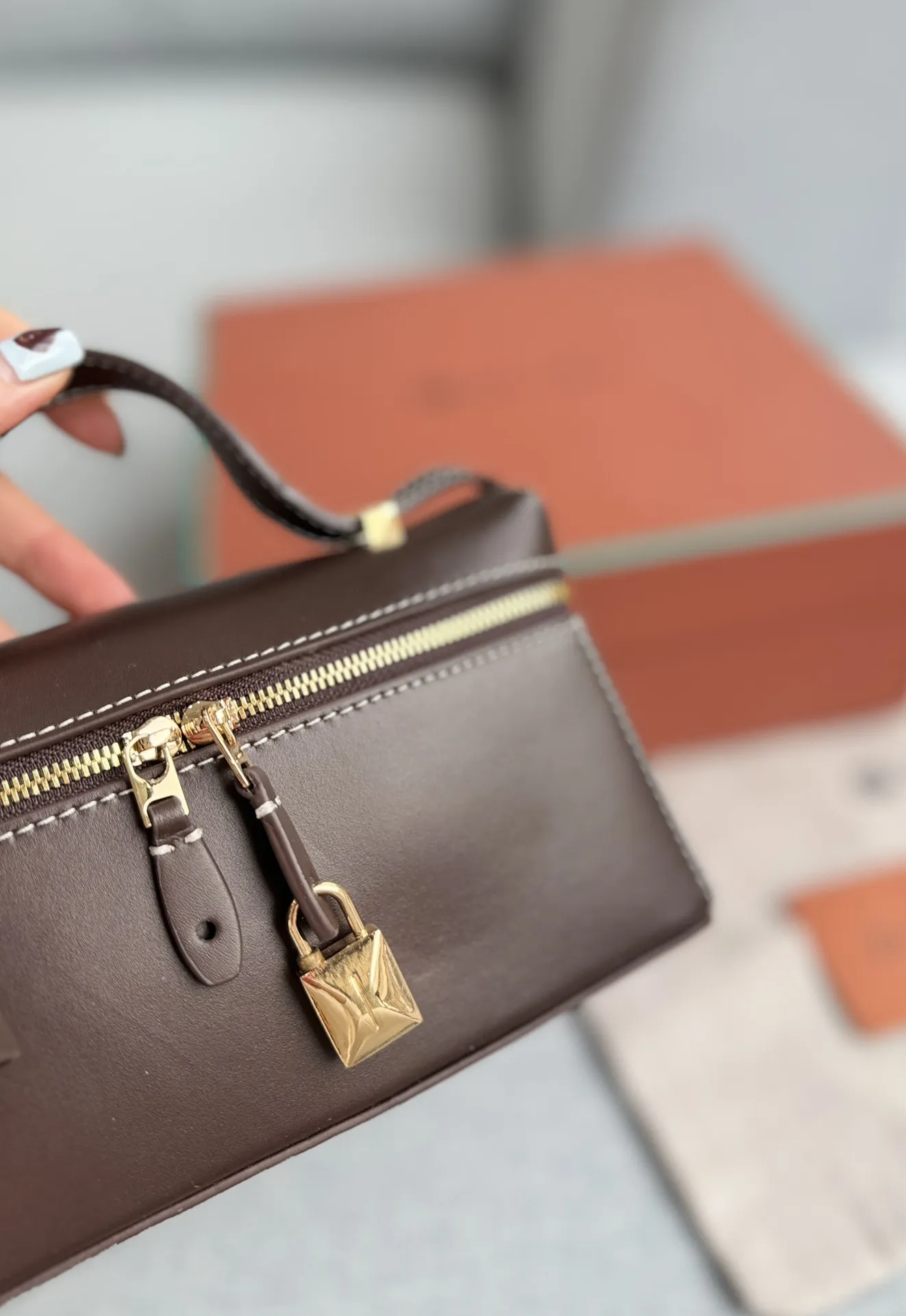 小号P205 配盒🎀 size：19.5&times;10.5 Loro Piana Extra Bag L27 饭盒包 单肩斜挎手提包 手袋包 这个包型以几何造型展示了精美与优雅风范复古手袋的魅力 加上细心雕琢的细节锋线饰边凸显出简洁干练的线条 为新手袋增添了现代的品味! 皮质采用了牛皮制作而成具有细腻而饱满的纹理感金属点缀 独特精致