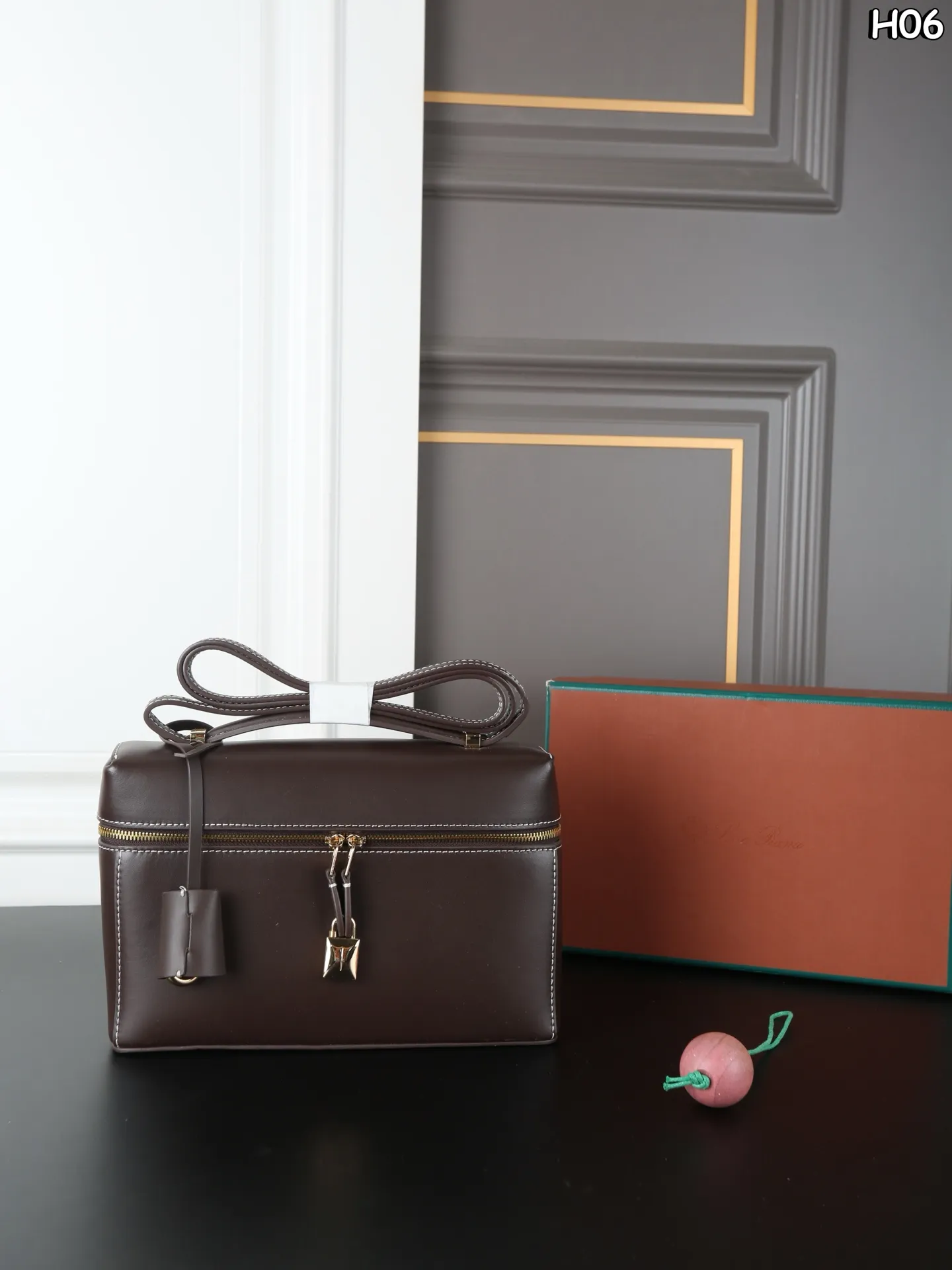 大P235 天地盖➕挂件 中P225 天地盖➕挂件 小P205 天地盖➕挂件 Loro Piana Extra Bag LP 饭盒包 化妆盒子包 手提包斜挎包 宋佳同款！ 吴千语、唐嫣等明星都在背Loro Piana新包！ Loro Piana 又出新包了，最新街拍吴千语、唐嫣、张钧甯、董洁、马思纯、梅婷、宋佳、万茜、邬君梅、张雪迎、包包颜值是真的高，容量方面也能够满足出行需求，不管是通勤还是日常都很适合，秋冬季节拿来搭配外套大衣最合适不过啦！ 尺寸：26.5&times;17/23&times;15/20&times;11