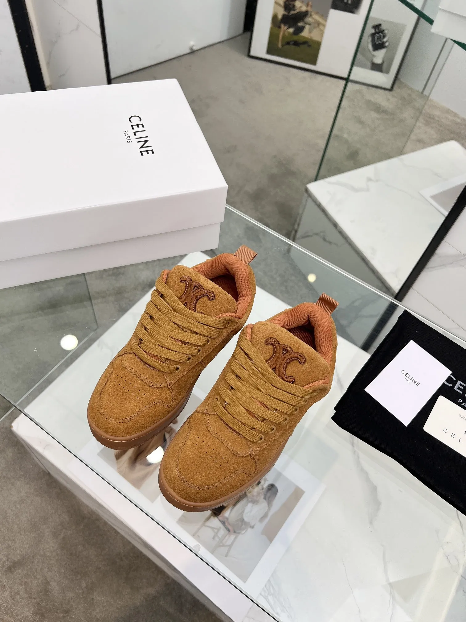 🌸P250💰 男款+10 CELINE赛琳秋冬新款HUNTINGTON面包鞋火爆上新 面包鞋以肥肥胖胖而得名近年来火爆全网 这款面包鞋上新小红薯关注极高 一款简简单单又百搭的面包鞋各大博主、明星纷纷上脚，原版品质搭配专柜精美包装 楦形流畅穿着舒适透气，你值得拥有 鞋面：牛绒 内里：透气网里 大底：原版橡胶防滑底 码数：女35-41# 男39-44#