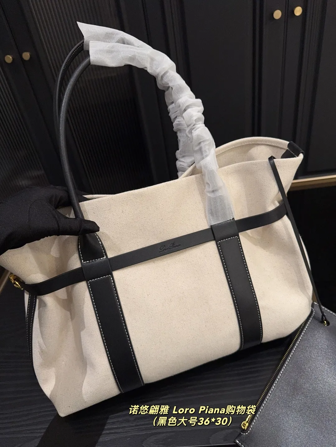 大号p190⚠️尺寸36.30 小号p170⚠️尺寸25.20 诺悠翩雅 Loro Piana购物袋 出差的时候带上了这款新包，疯狂拍照🙌 白棕拼色的大容量托特包真的美翻了 太显高级👀 实物是纯正的米白色，搭配棕色真牛皮 既有帆布的轻盈感，又有牛皮的高质感 内里容量巨大，电脑、ipad、手机通通塞下 甚至还能塞下我的外套，真的太实用啦🥰