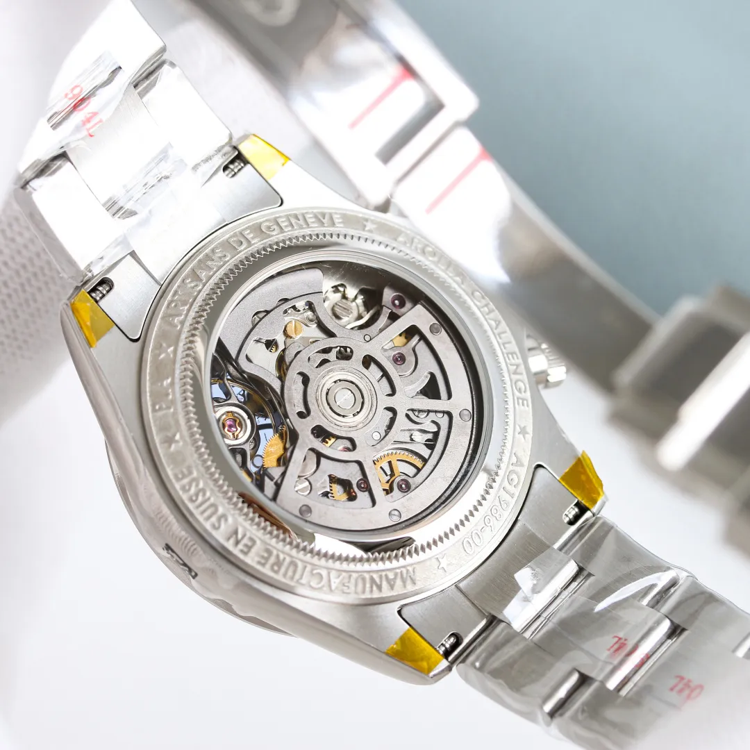 劳力士-迪通拿“极地冰川”以蓝为境 以械为骨 腕间藏着深海的静谧与时间的精密。