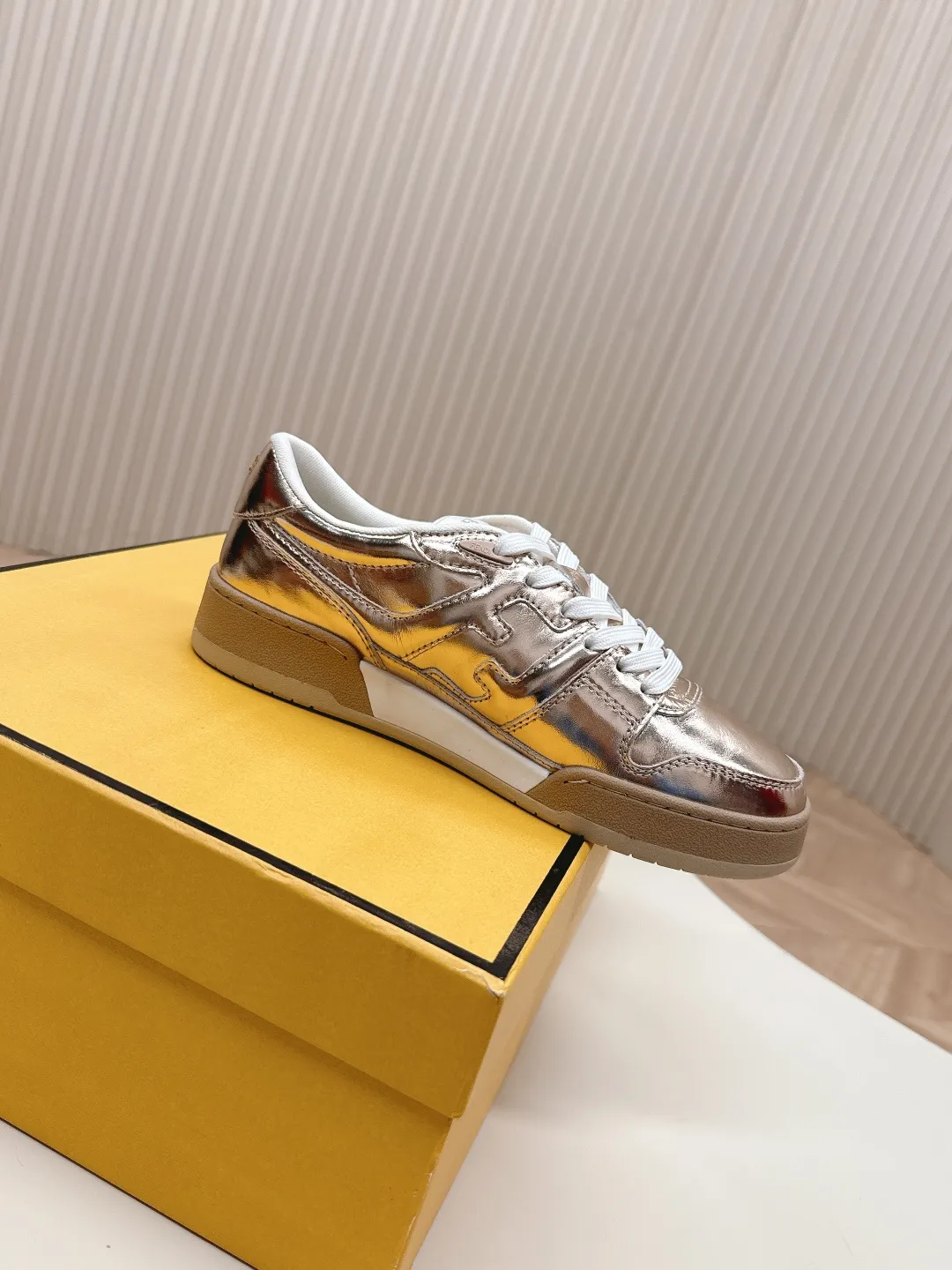 最新色系！皮面 出女💰320 男加10 最新版面 情侣款 Fendi芬迪2025新色系列板鞋休闲运动鞋 FD match 升级新款 全皮面拼接 新鲜血液注入加FF复古的设计 超好看百搭 鞋面牛皮面拼接组合 侧面凸起的双F logo内里采用透气布里 轻便 舒适百搭 原版TPu大底 码数，女款35-40 / 男款39-44