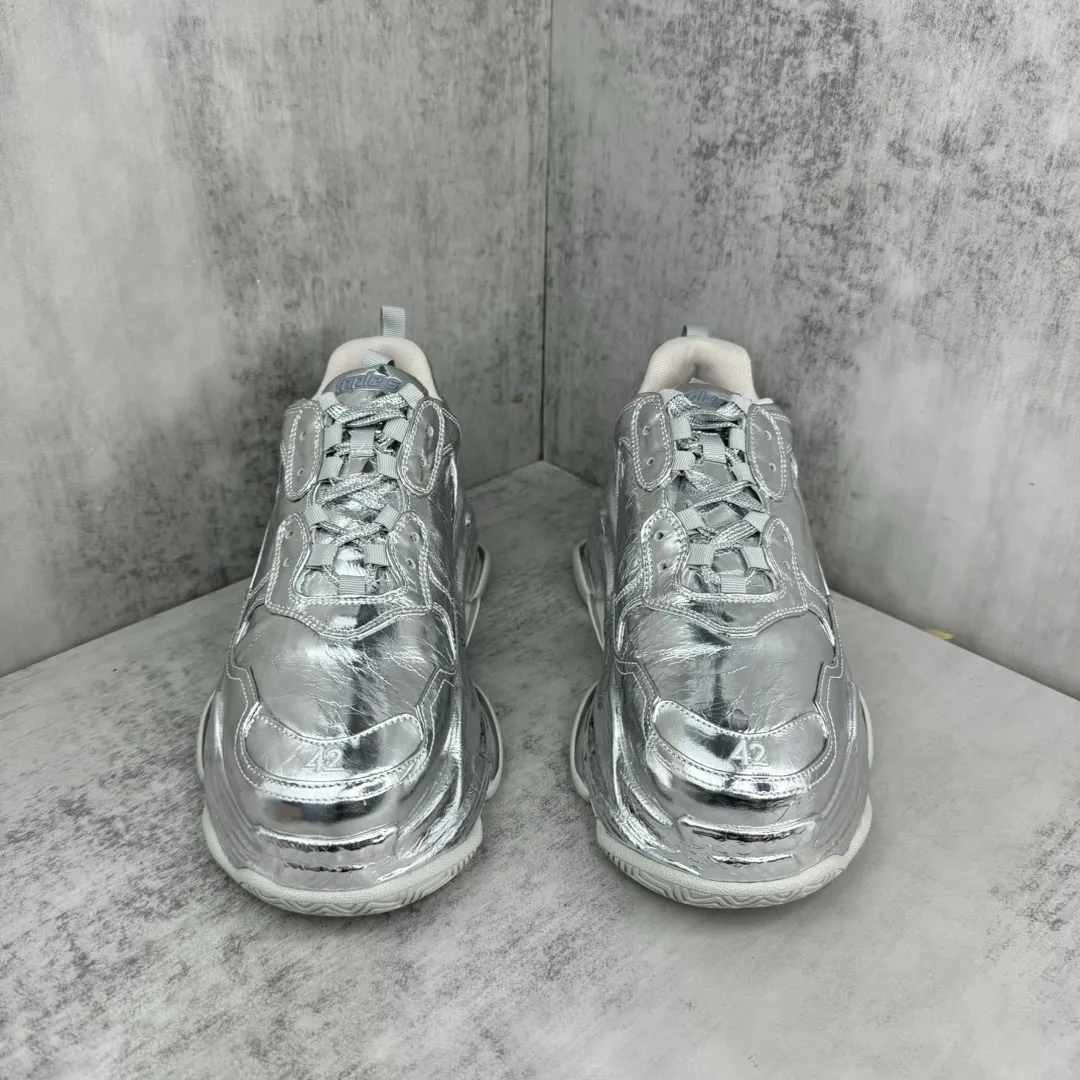 💰420🔥新款上架🔥 BALENCIAGA Triple S 巴黎世家复古老爹鞋 镜面漆皮 全套原纸板楦头开发 最原汁原味的灵魂版型 全鞋荧光划线卡点 胶水把控整洁度追求极致完美 每一双都是工艺品 多重QC质检 超越公司货的品控标准 实实在在的免检产品 原盒原配 正确字体电绣 粗细、位置、大小正确 侧边TPU 透气孔匹配意产原版 TPU软底 原版一致大底LOGO 立体感十足 复杂的三层外底 采用Clear Sole技术将TPU注入鞋底内部可产生气泡 以提供更多舒适感 更轻的鞋子和减震效果 脚趾边缘绣有尺寸 侧面绣有徽标 背面压印徽标 舌头上的Triple S橡胶品牌 2个鞋带环 包括1个功能环 运动系带系统 带12个织物孔眼 双色鞋带让人想起远足靴的鞋带 后部拉环和舌头拉环 码数:35-46