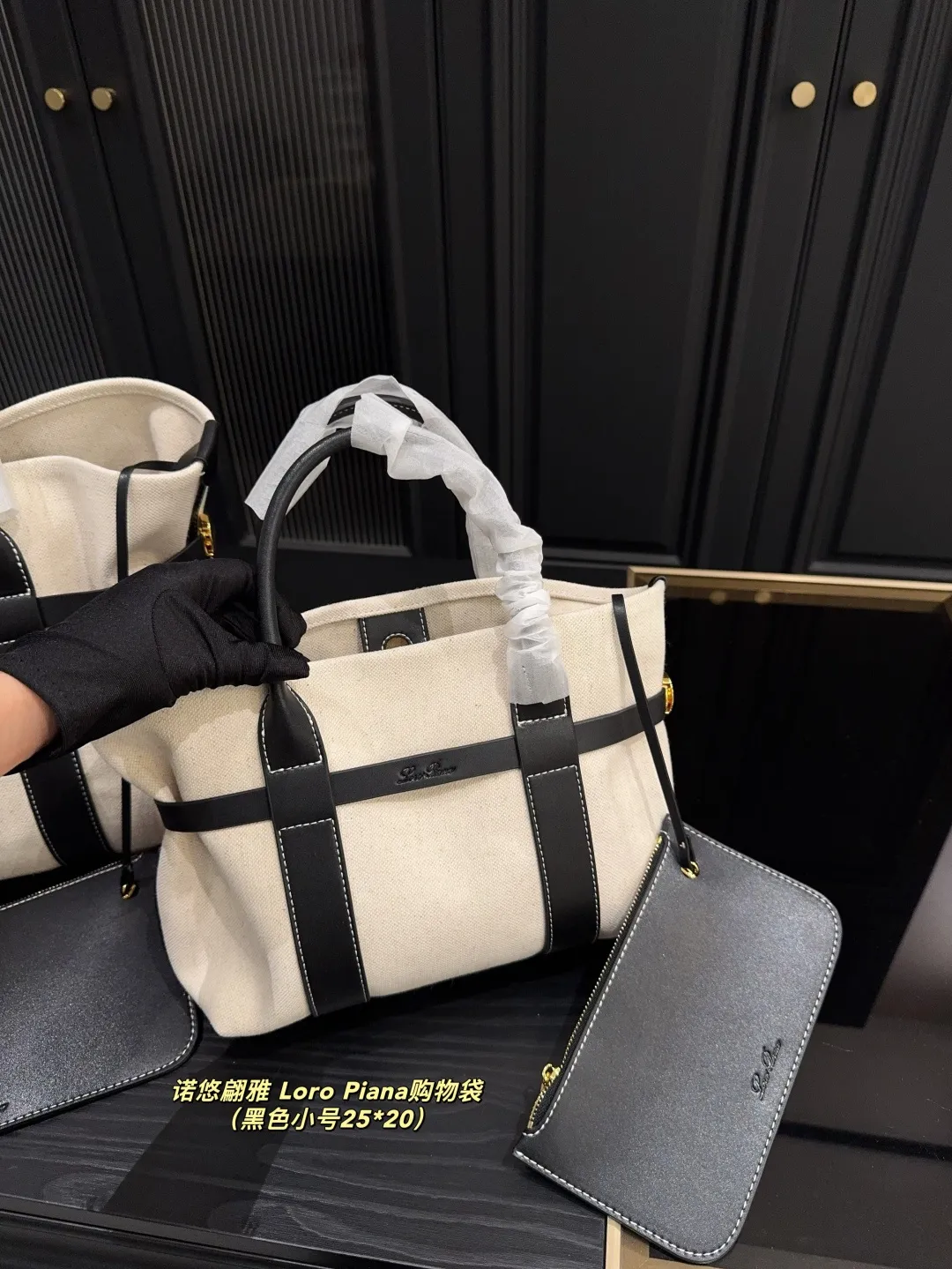 大号p190⚠️尺寸36.30 小号p170⚠️尺寸25.20 诺悠翩雅 Loro Piana购物袋 出差的时候带上了这款新包，疯狂拍照🙌 白棕拼色的大容量托特包真的美翻了 太显高级👀 实物是纯正的米白色，搭配棕色真牛皮 既有帆布的轻盈感，又有牛皮的高质感 内里容量巨大，电脑、ipad、手机通通塞下 甚至还能塞下我的外套，真的太实用啦🥰