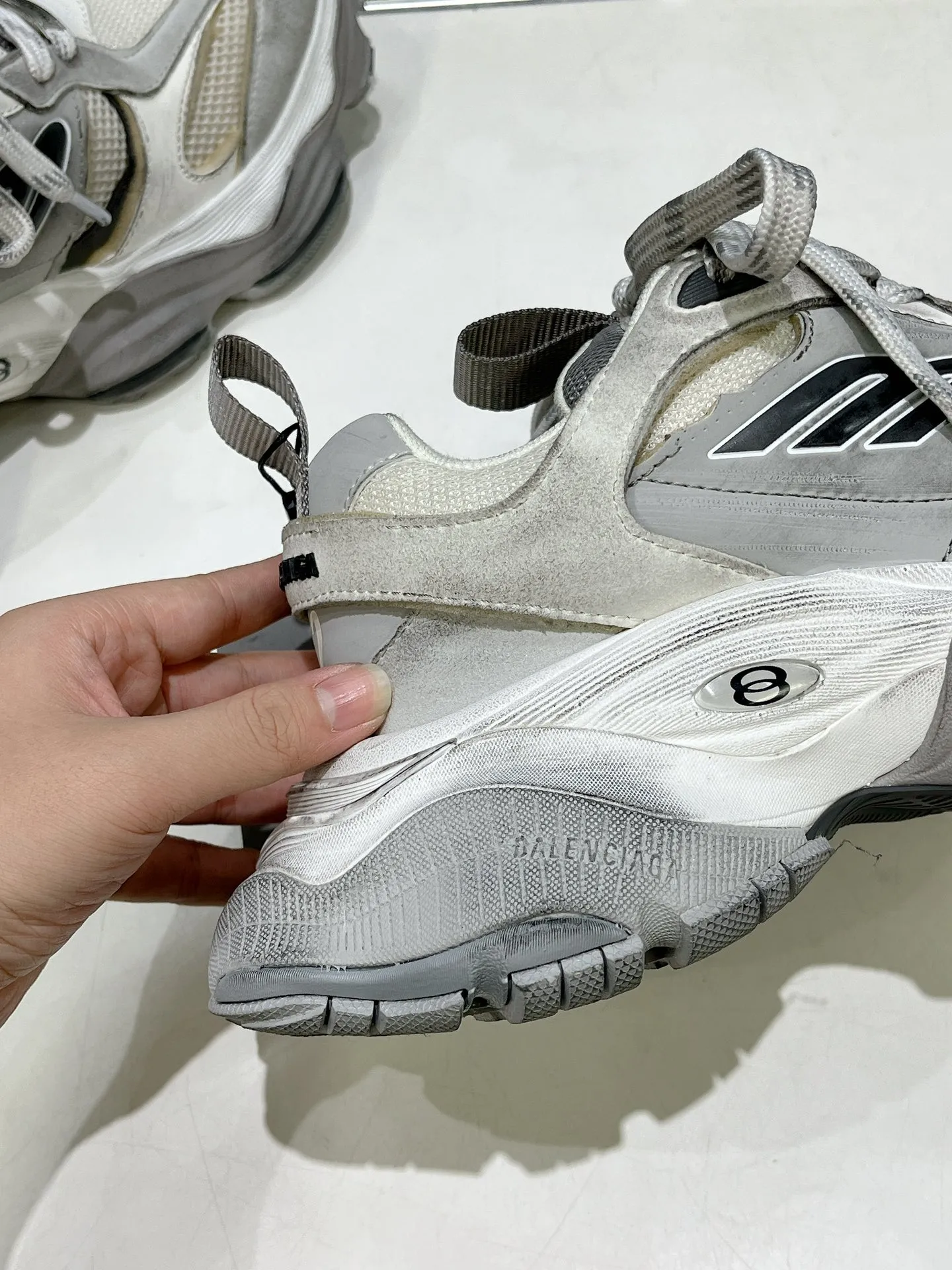 巴黎世家SUMMER 24 Cargo Sneaker 全球限量版 顶级版本 超级火爆！ 6XL的终极奥义。伴随Balenciaga夏季24系列的发布，秀场上刘昊然脚上的6XL运动鞋再一次成为时尚的话题点，并且在秀场结束的第一时间，不少博主就发布了对这双鞋的测评和与3XL的对比。细看整体，鞋上有一处较大的变体&ldquo;B