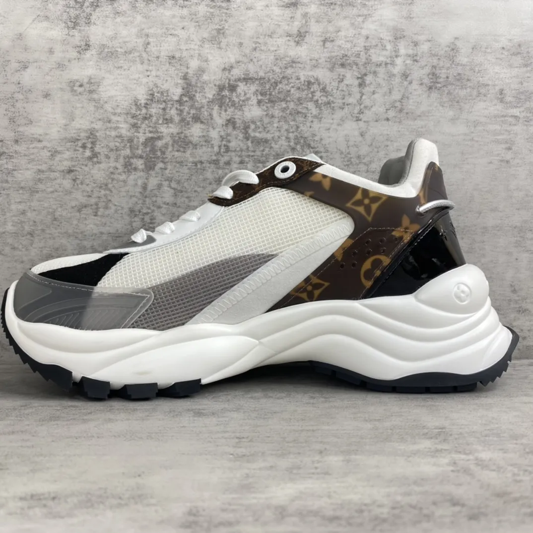 💰360🔥新款上架🔥 LV路易威登Run 55运动鞋 拼合网格面料、橡胶和粘胶等科技材质，搭配牛皮革材质，共同洋溢运动格调。Monogram 帆布后袢带等标志性元素传递品牌意趣。码数：35-40（41订做）