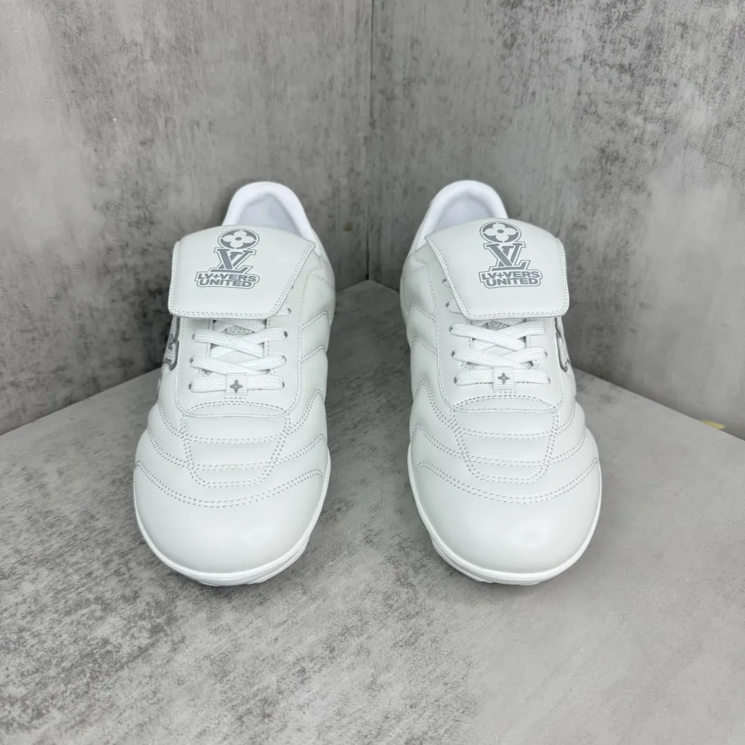 💰430🔥新款上新🔥 Louis Vuitton Footprint 25ss 足球鞋 LV Footprint Soccer 以足球运动鞋为灵感，将绿茵场的活力与奢华材质完美结合，展现了运动与时尚的新融合 预示着鞋履时尚的新趋势 值得注意的是，这款鞋型均采用了 &ldquo;薄底鞋&rdquo; 设计，在面包鞋盛行多年后，时尚圈的风向似乎正在向更加简约的薄底鞋转变。Louis Vuitton 本季的新品，无疑将在这一趋势中发挥重要作用，为时尚界带来更多可能性。码数：35-45(38,45不退换)