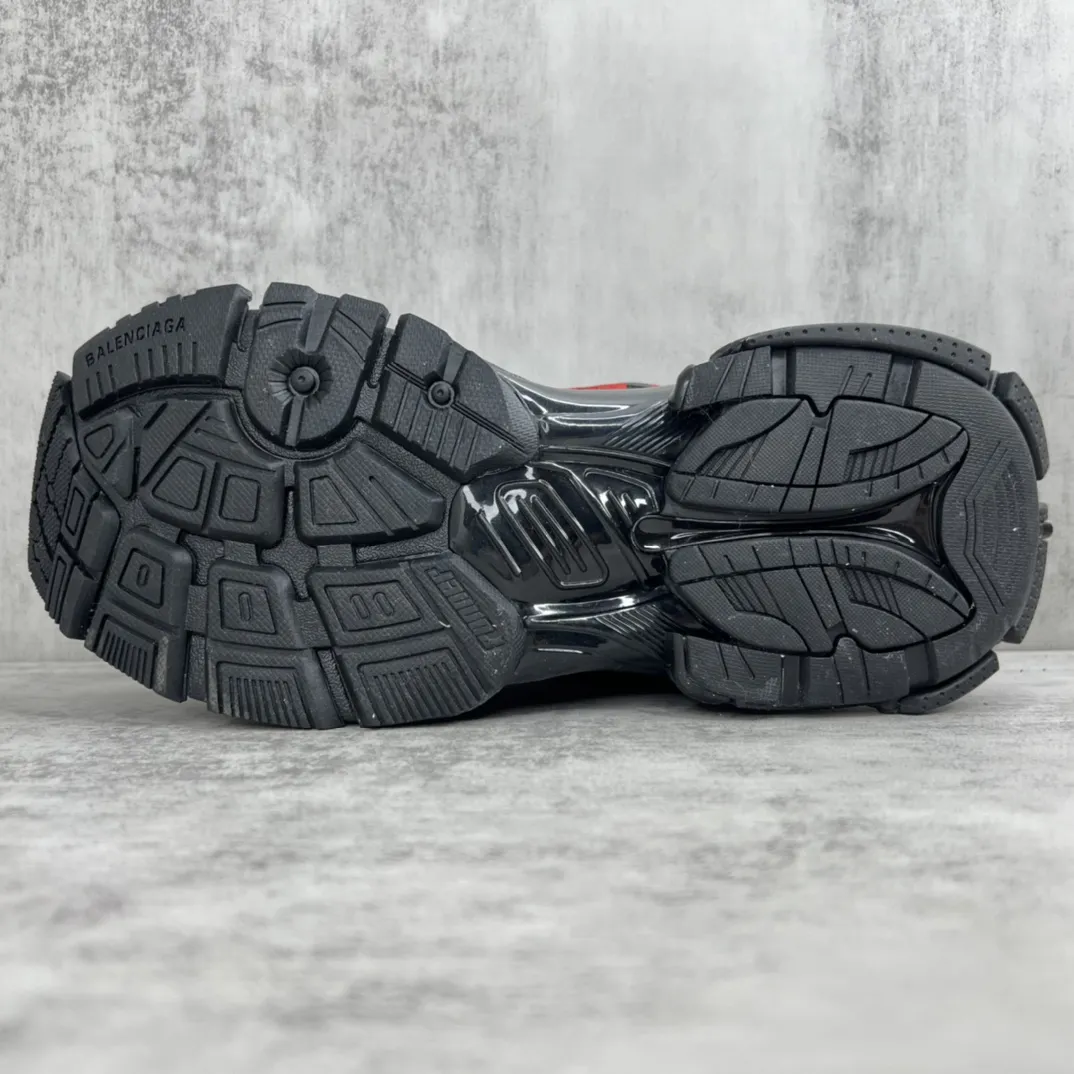 💰520🔥新款上架🔥 Balenciaga- Runner 2023最新配色 巴黎世家 最新款跑鞋是通过溢胶、做旧、缝线等细节,展示了设计师 Demna 的运动鞋风格,用一双「旧鞋」传递复古感,后侧板、翘起的鞋头,则展示了 Demna 在结构上的未来构想;原装大盒从里到外一切百分百还原官方配置 码数:35-46