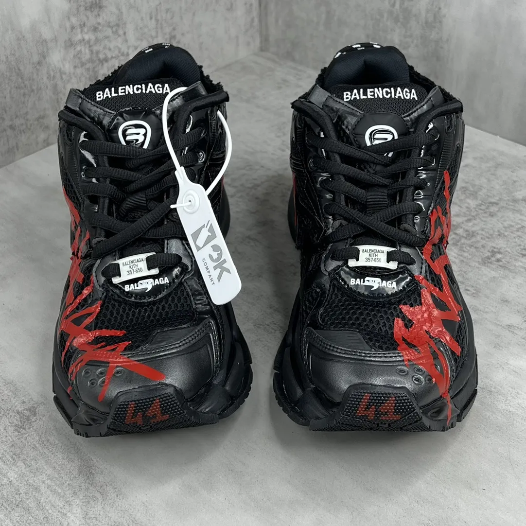 💰520🔥新款上架🔥 Balenciaga- Runner 2023最新配色 巴黎世家 最新款跑鞋是通过溢胶、做旧、缝线等细节,展示了设计师 Demna 的运动鞋风格,用一双「旧鞋」传递复古感,后侧板、翘起的鞋头,则展示了 Demna 在结构上的未来构想;原装大盒从里到外一切百分百还原官方配置 码数:35-46