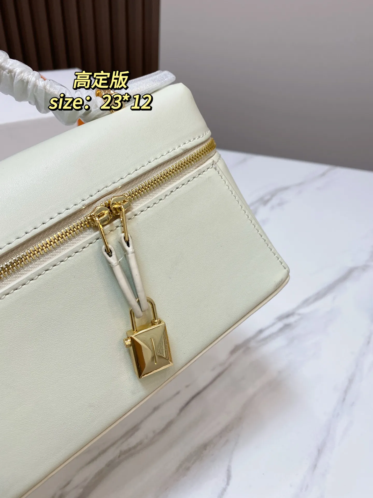 🅿️💰210 配礼盒 尺寸23*12 貌美如花LoroPiana小方包 不再买包的我看到这个真是受不了 简直太适合夏天,容量可放下手机 钥匙 气垫 手纸 口红等,好喜欢這 #OroPiana#夏日小包推荐 6178