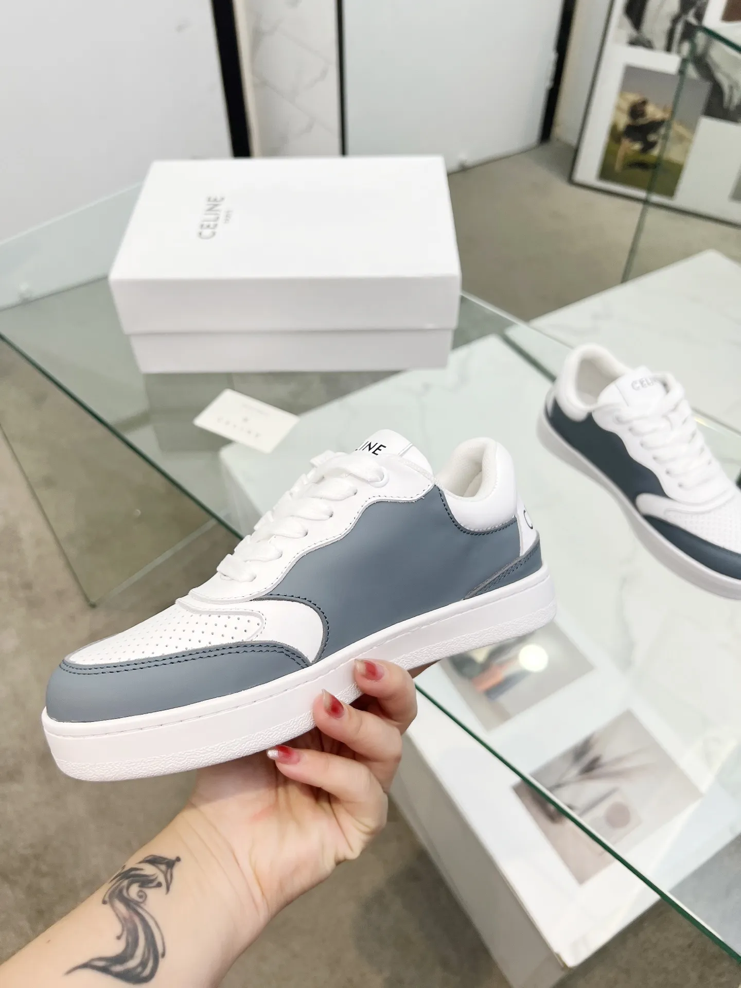 🌼P270💰 CELINE赛琳秋冬新款HUNTINGTON面包鞋火爆上新 面包鞋以肥肥胖胖而得名近年来火爆全网 这款面包鞋上新小红薯关注极高 一款简简单单又百搭的面包鞋各大博主、明星纷纷上脚，原版品质搭配专柜精美包装 楦形流畅穿着舒适透气，你值得拥有 鞋面：头层牛皮 内里：透气网里 大底：原版橡胶防滑底 码数：女35-41#