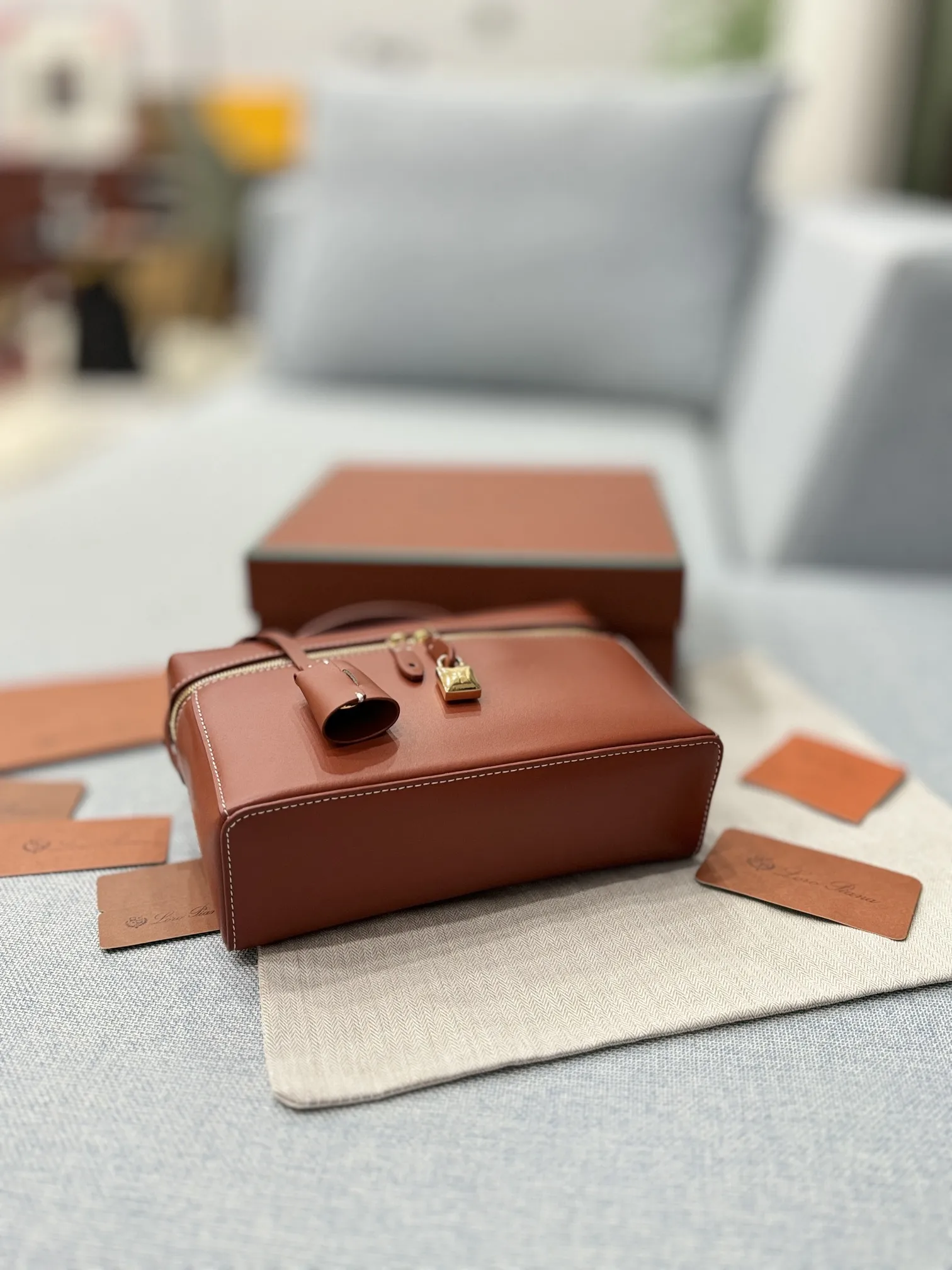 大号P225 配盒🎀 size：22.5&times;15 Loro Piana Extra Bag L27 饭盒包 单肩斜挎手提包 手袋包 这个包型以几何造型展示了精美与优雅风范复古手袋的魅力 加上细心雕琢的细节锋线饰边凸显出简洁干练的线条 为新手袋增添了现代的品味! 皮质采用了牛皮制作而成具有细腻而饱满的纹理感金属点缀 独特精致