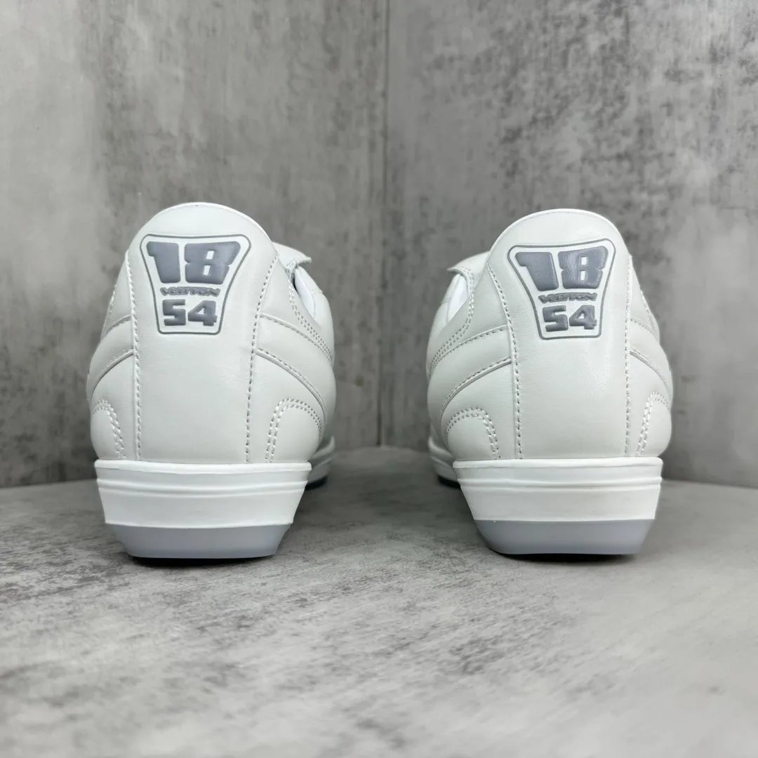 💰430🔥新款上新🔥 Louis Vuitton Footprint 25ss 足球鞋 LV Footprint Soccer 以足球运动鞋为灵感，将绿茵场的活力与奢华材质完美结合，展现了运动与时尚的新融合 预示着鞋履时尚的新趋势 值得注意的是，这款鞋型均采用了 &ldquo;薄底鞋&rdquo; 设计，在面包鞋盛行多年后，时尚圈的风向似乎正在向更加简约的薄底鞋转变。Louis Vuitton 本季的新品，无疑将在这一趋势中发挥重要作用，为时尚界带来更多可能性。码数：35-45(38,45不退换)