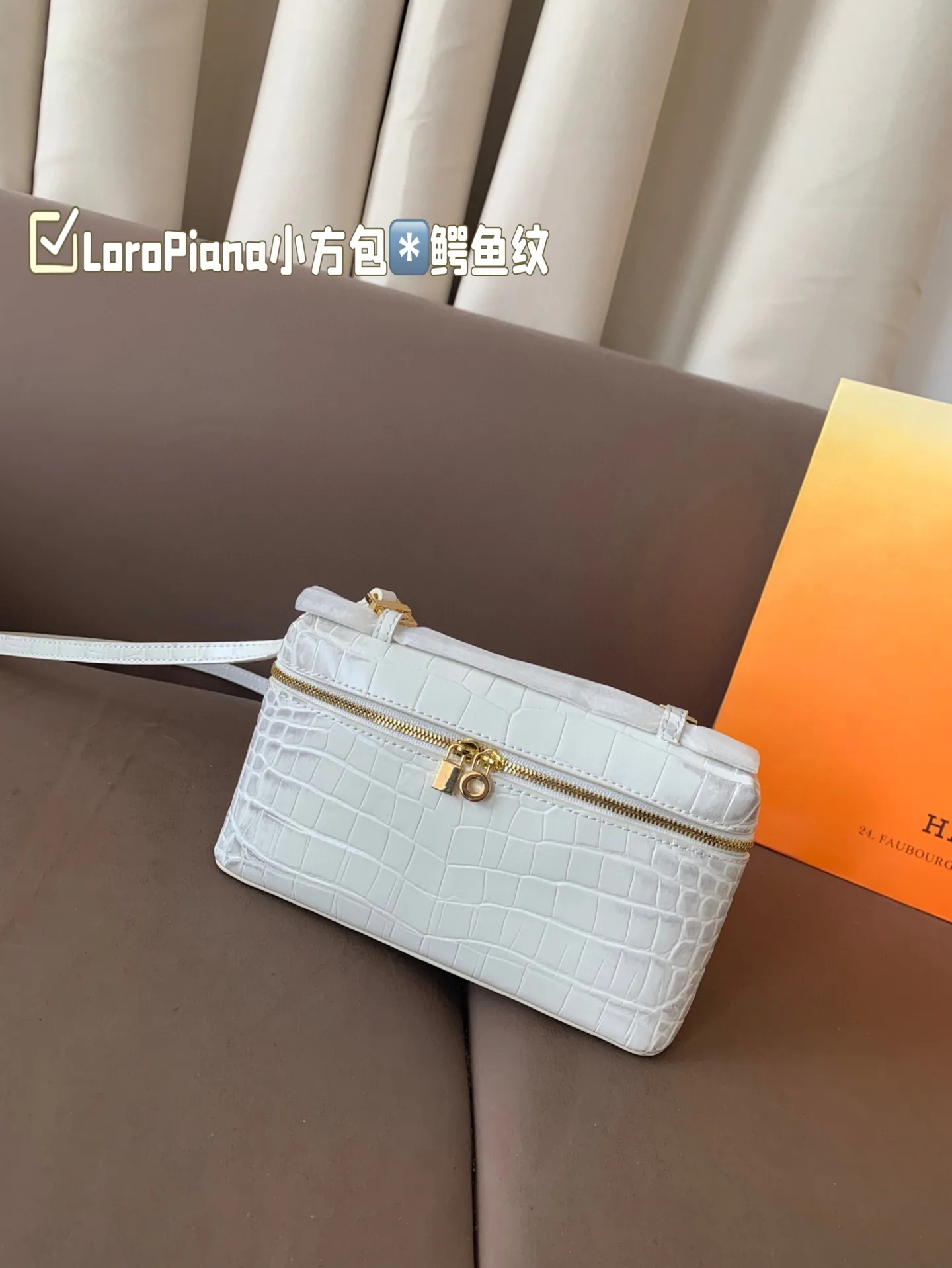 P175 配盒子 貌美如花LoroPiana小方鳄鱼纹 不再买包的我看到这个小白真是受不了 简直太适合夏天,容量可放下手机 钥匙 气垫 手纸 口红等,好喜欢這 #OroPiana#夏日小包推荐 尺寸:20*12