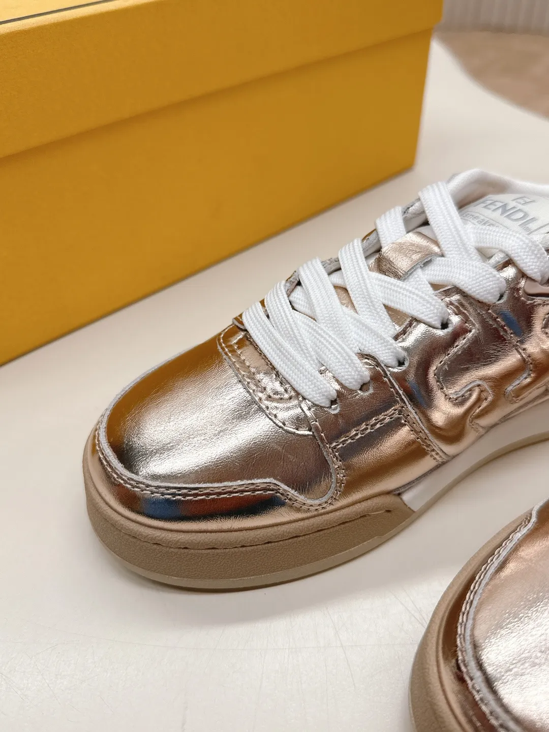 最新色系！皮面 出女💰320 男加10 最新版面 情侣款 Fendi芬迪2025新色系列板鞋休闲运动鞋 FD match 升级新款 全皮面拼接 新鲜血液注入加FF复古的设计 超好看百搭 鞋面牛皮面拼接组合 侧面凸起的双F logo内里采用透气布里 轻便 舒适百搭 原版TPu大底 码数，女款35-40 / 男款39-44