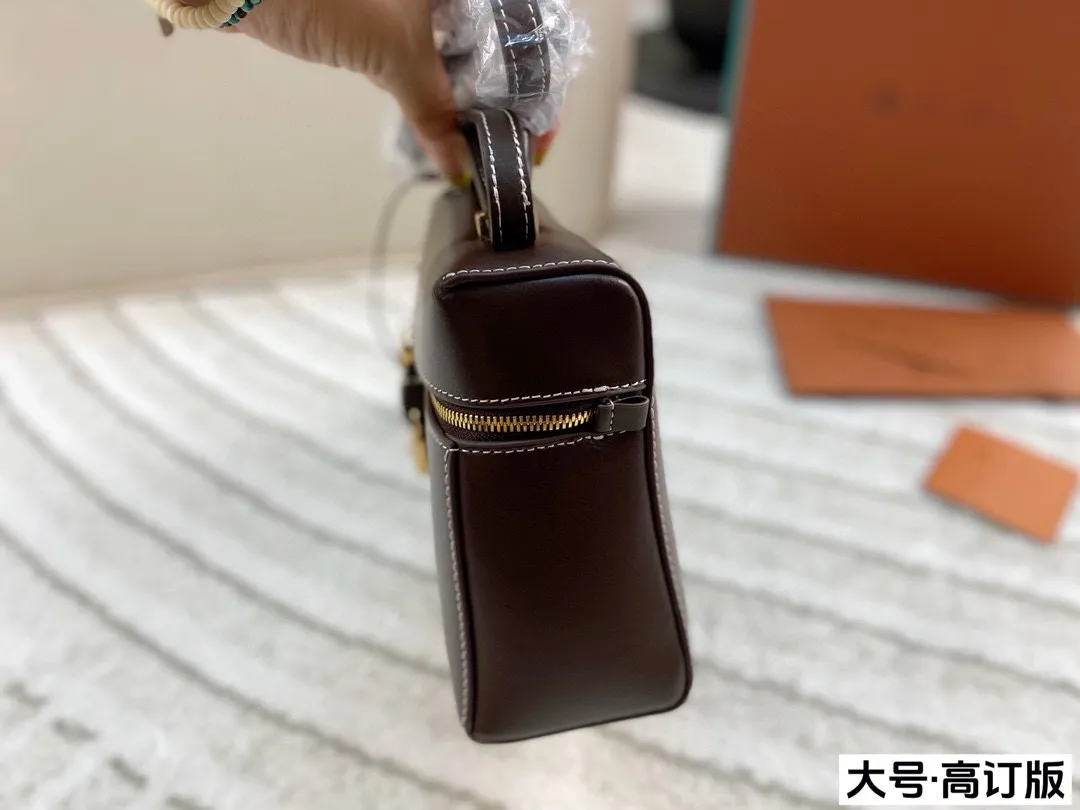 p220/p200 配盒🎁(高订版) Loro Piana extra 光面的牛皮质感绝绝子，搭配金扣气场一下子上来了，不得不说这个巧克力配色尊的好好看啊 很久没有这么心动过了！尺寸：23*15/20*11（配檀香木logo挂件）