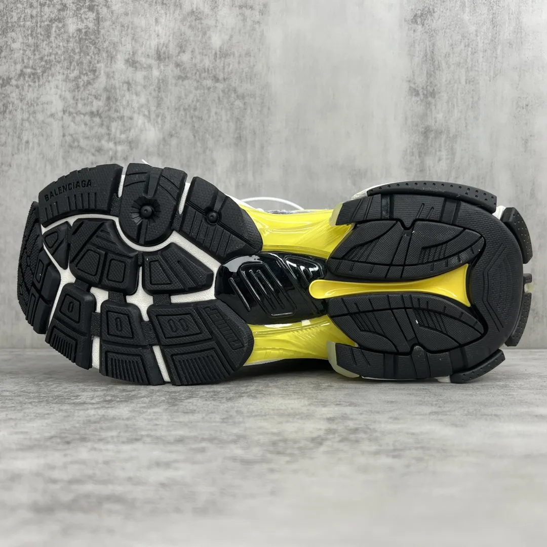 💰520🔥新款上架🔥 纯原版本 新款BALENCIAGA Runner 7.0 七代巴黎世家老爹鞋 通过溢胶、做旧、缝线等细节，展示了设计师 Demna 的运动鞋风格，用一双「旧鞋」传递复古感，后侧板、翘起的鞋头，则展示了 Demna 在结构上的未来构想。 原装大盒从里到外一切百分百还原官方配置 顶级专供碾压一切版本 尺码：35 36 37 38 39 40 41 42 43 44 45