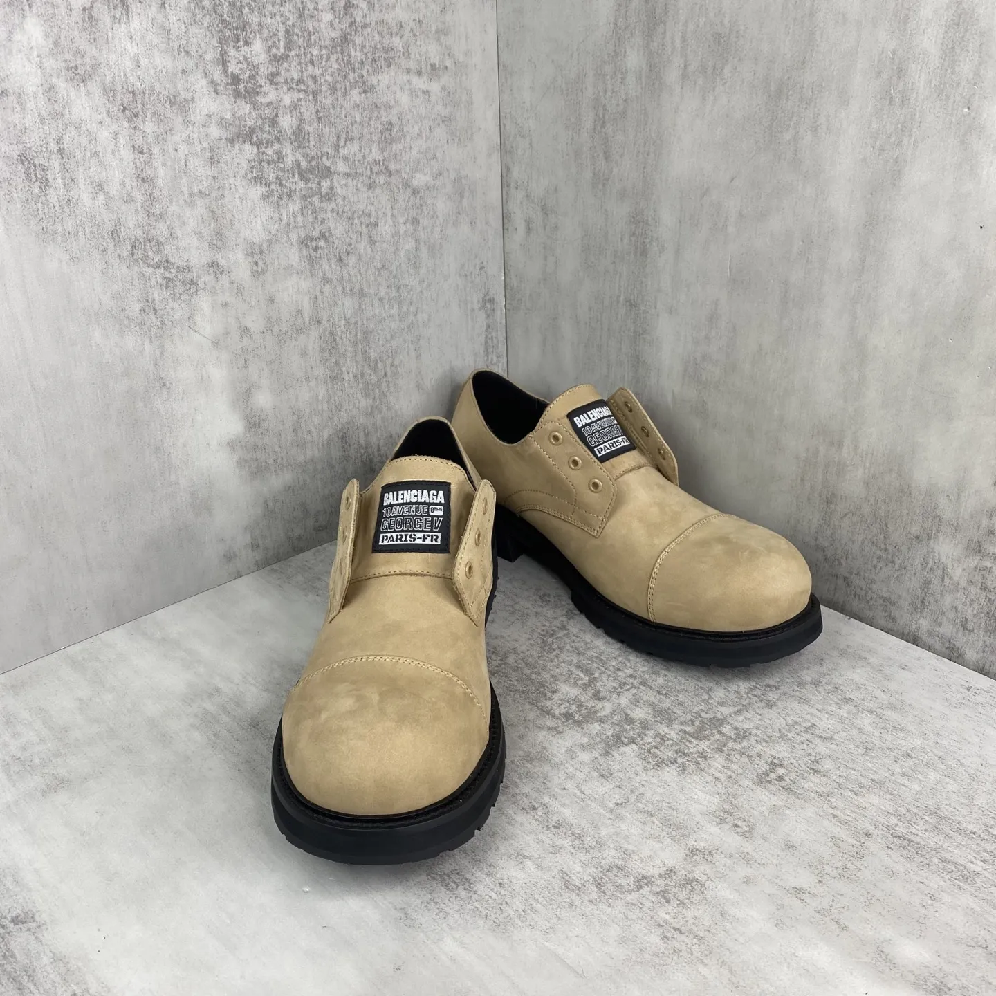 💰340🔥新款上架🔥顶级版本 巴黎世家 Balenciaga FW25 Venom Boots by balenciaga 机车靴 机能风 原厂数据-原版1:1还原细节 机车靴的设计极具辨识度,利落的线条搭配金属扣饰,每一处细节都彰显着Balenciaga的前卫态度。皮革质感上乘,光泽内敛却又奢华尽显,脚感更是舒适与格调并存。 面料:定制哑光自然摔小牛皮/做旧破坏工艺效果 内里:定制中光牛皮 五金:定制纯铜哑银色拉丝做旧版本 大底:3层组合-真皮沿条/回弹耐磨绒/轮胎橡胶外底 码数:男39-45(38,46定) 原版包装