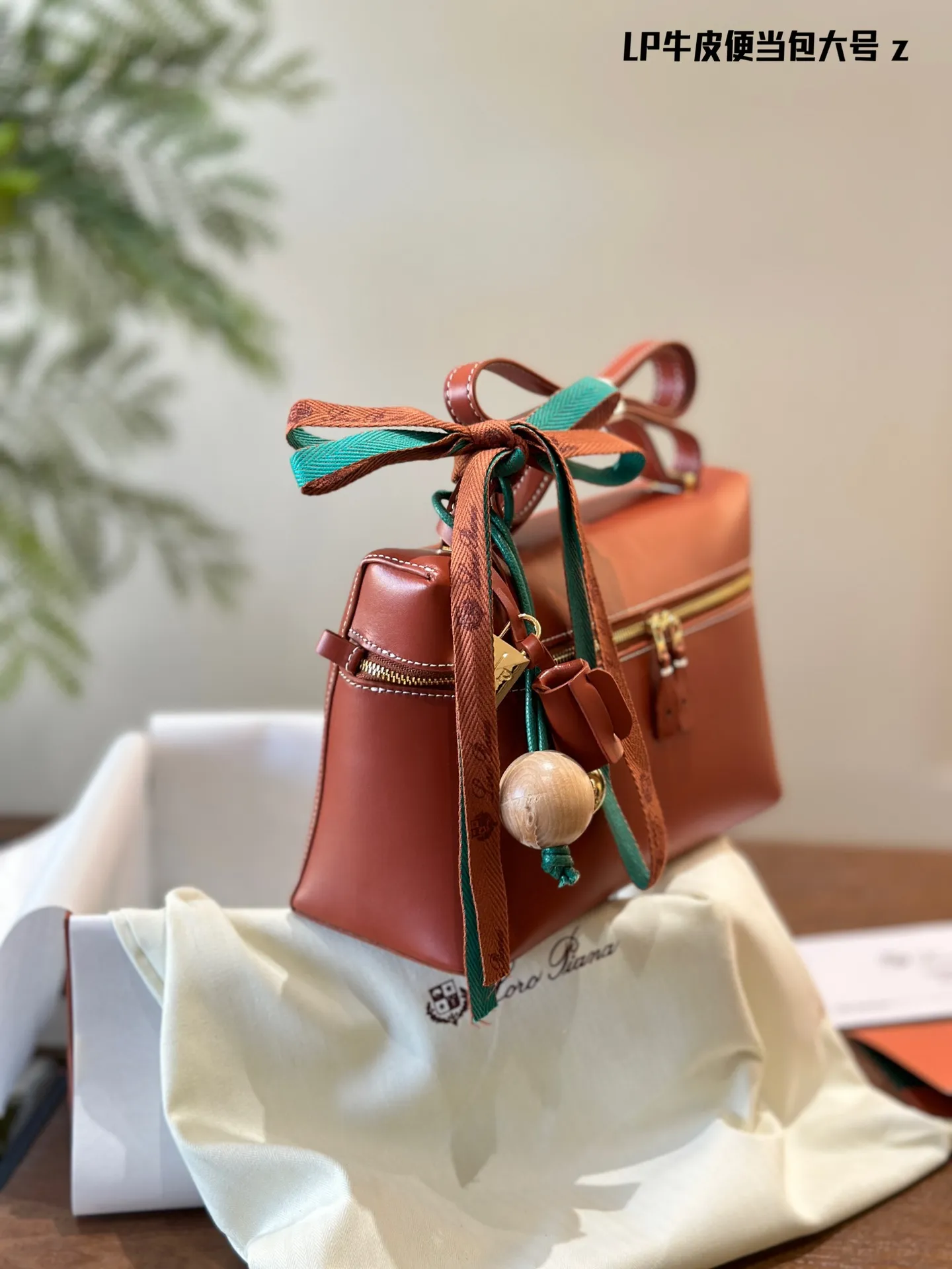 p220 原版牛皮 Loro Piana又出新包，唐嫣吴千语都在背! 董洁、马思纯、梅婷、宋佳、万茜、邬君梅、张雪迎、张钧甯，唐嫣、吴千语，好多女明星们最新街拍都在背 这支全新的Extra Bag手袋啊!包包颜值是真的高，容量很充足非常实用，可以单肩也可以斜挎，还有很多配色可以选择，经典百搭，秋冬新包这支最有看点!27cm专柜包装