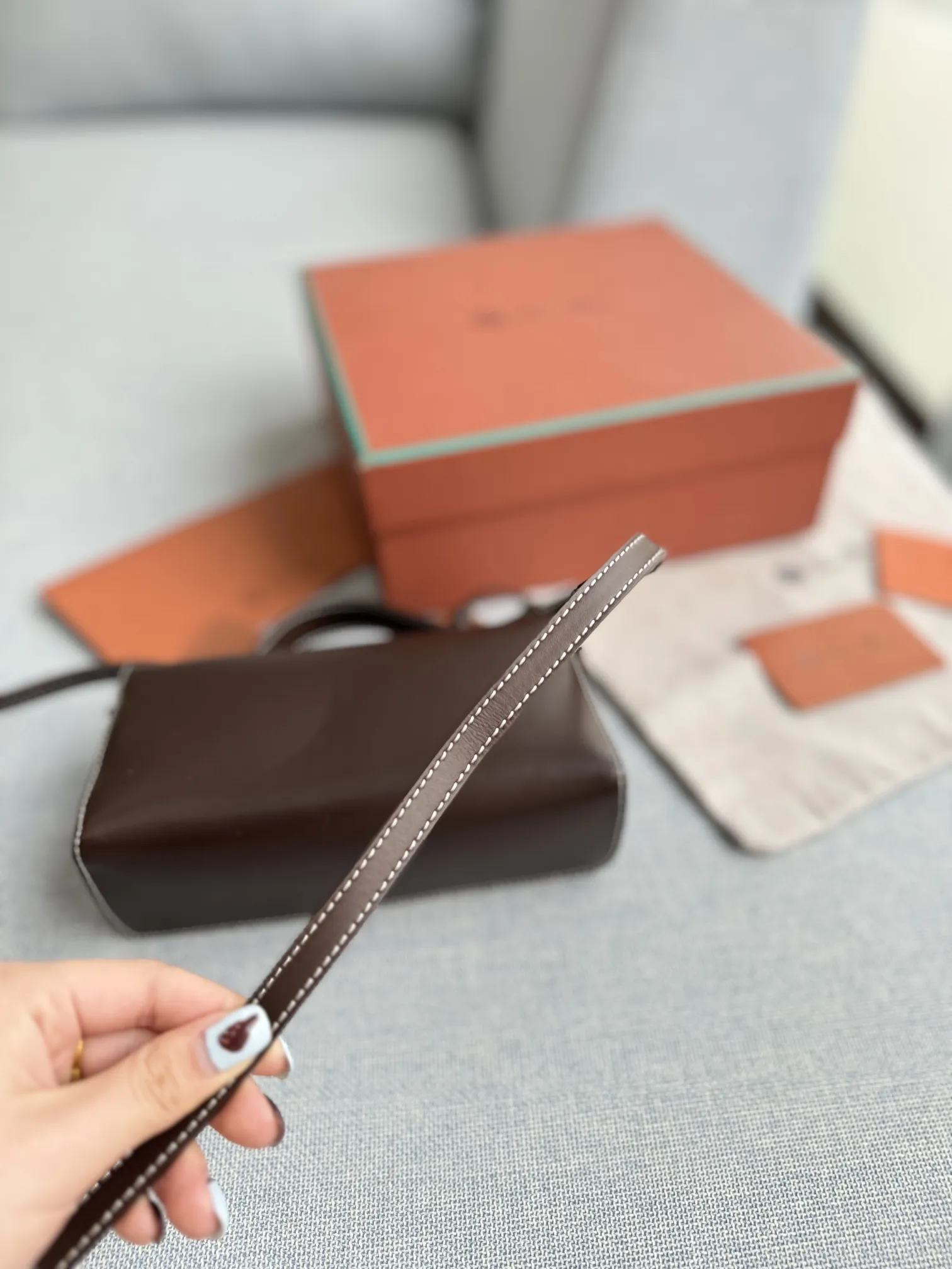 小号P205 配盒🎀 size：19.5&times;10.5 Loro Piana Extra Bag L27 饭盒包 单肩斜挎手提包 手袋包 这个包型以几何造型展示了精美与优雅风范复古手袋的魅力 加上细心雕琢的细节锋线饰边凸显出简洁干练的线条 为新手袋增添了现代的品味! 皮质采用了牛皮制作而成具有细腻而饱满的纹理感金属点缀 独特精致