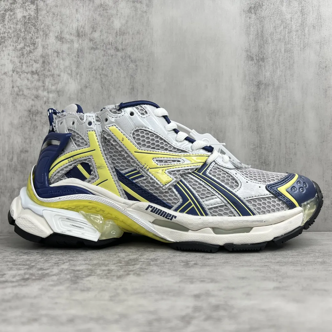 💰520🔥新款上架🔥 纯原版本 新款BALENCIAGA Runner 7.0 七代巴黎世家老爹鞋 通过溢胶、做旧、缝线等细节,展示了设计师 Demna 的运动鞋风格,用一双「旧鞋」传递复古感,后侧板、翘起的鞋头,则展示了 Demna 在结构上的未来构想。 原装大盒从里到外一切百分百还原官方配置 顶级专供碾压一切版本 尺码:35 36 37 38 39 40 41 42 43 44 45