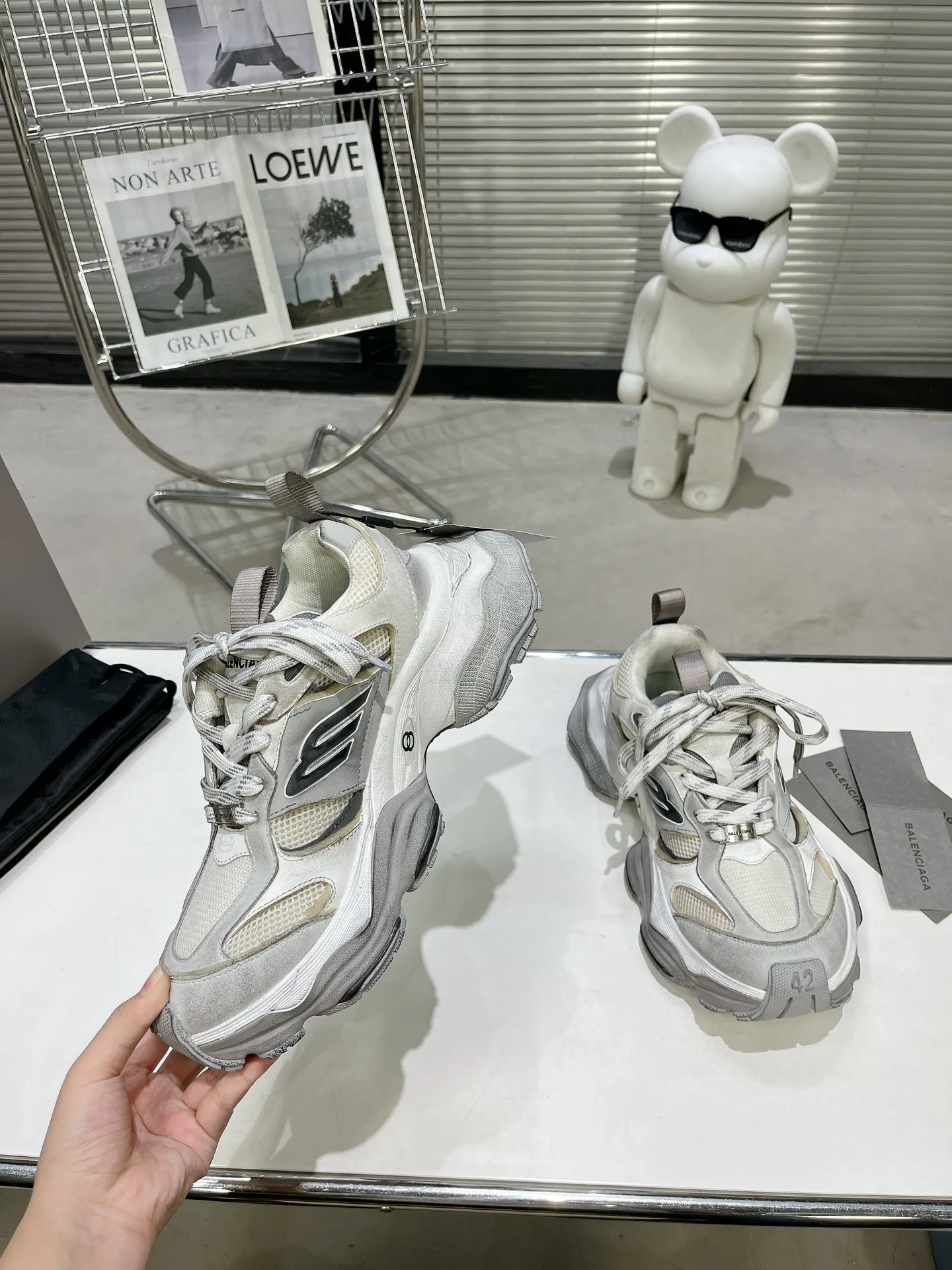 巴黎世家SUMMER 24 Cargo Sneaker 全球限量版 顶级版本 超级火爆! 6XL的终极奥义。伴随Balenciaga夏季24系列的发布,秀场上刘昊然脚上的6XL运动鞋再一次成为时尚的话题点,并且在秀场结束的第一时间,不少博主就发布了对这双鞋的测评和与3XL的对比。细看整体,鞋上有一处较大的变体“B