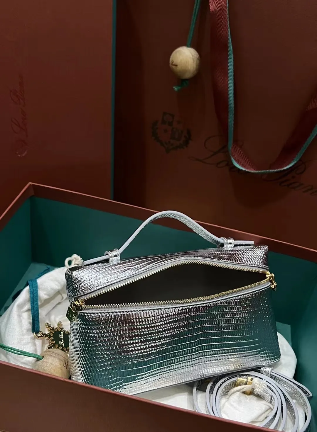 现货供应👉特级复刻Loro piana L19 专柜断货王😉#🔎细节图🌟对正品版💁🏻♂️进口牛皮压蜥蜴纹💫超A油边打磨❣️内里配进口羊皮 ,五金也是正品一比一开模👍是不锈钢不掉色的全钢材质😎小号尺寸19cm🈶️金扣