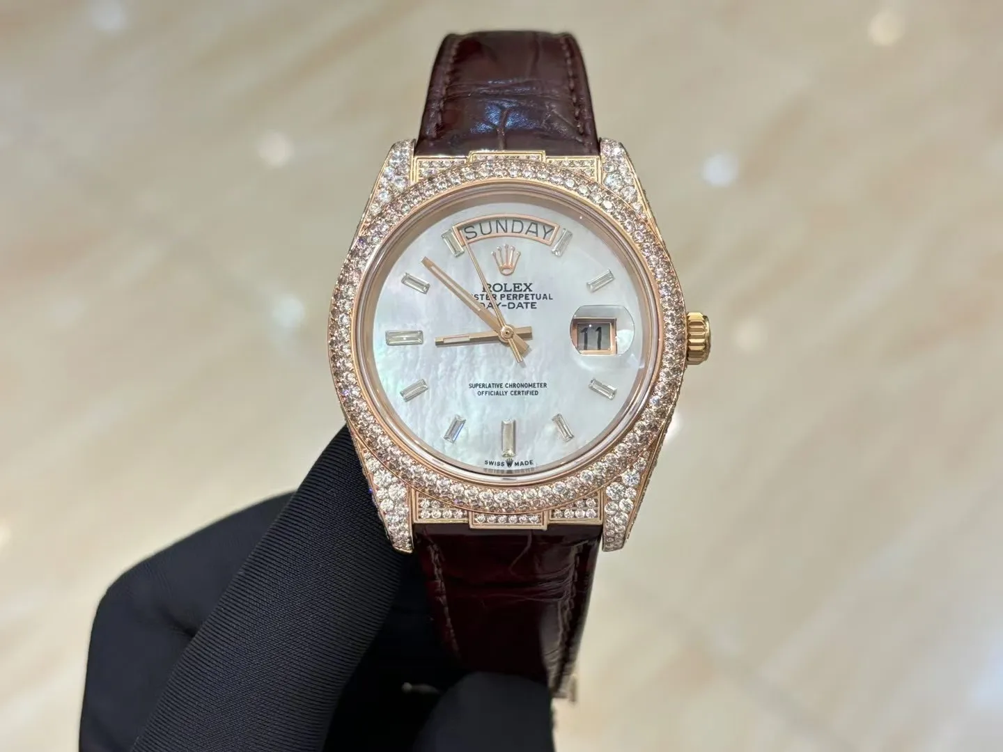 💍劳力士 顶级好货💍🌈首款日志型美洲鳄鱼皮带系列 ！✨后镶嵌顶级天然皓石，大闪亮，难度极高，目前同种材质最闪工艺。不惜成本只为完美，可谓用心至极，完美展现工匠精神。奢华高贵 身份的象征，适合重要场合使用！ 1⃣️搭载ETA2836星期日历全自动机芯，经典机芯稳定性强，无后顾之忧。 2⃣️蓝宝石镜面，字面颜色更细腻做出了与正品一致的视觉效果，防反光凸透式放大日历窗。 ️3⃣️表壳均采用顶级904钢，镶嵌顶级天然皓石。尺寸：直径40mm。 4⃣️表带美洲鳄鱼皮配搭原装折叠扣表扣，连接表壳头粒更细致优化！表扣细节刻字也比较到位！ 5⃣️复刻诚心力作！让我们一起一劳永逸！欢迎各位表友品鉴！
