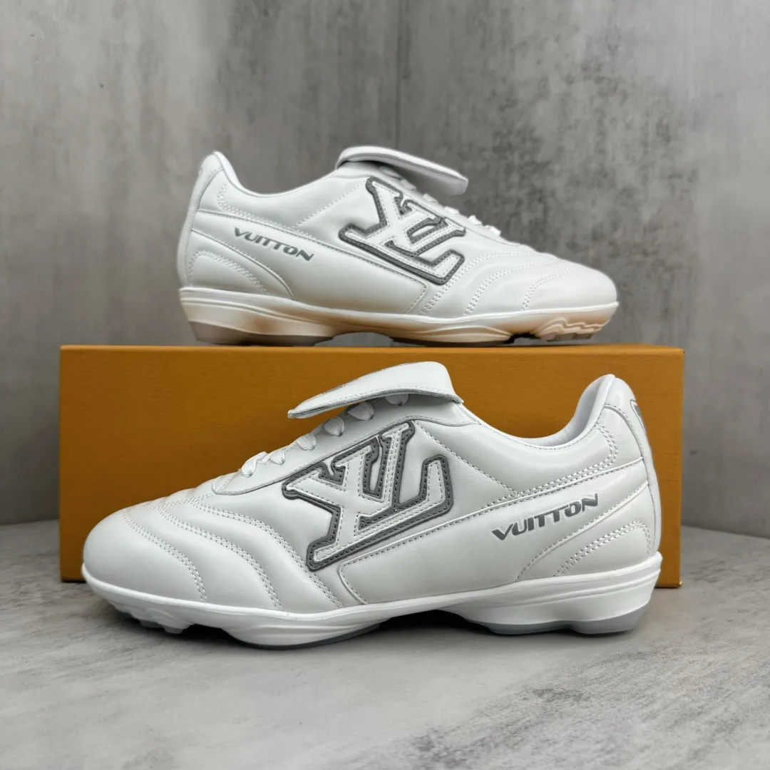💰430🔥新款上新🔥 Louis Vuitton Footprint 25ss 足球鞋 LV Footprint Soccer 以足球运动鞋为灵感,将绿茵场的活力与奢华材质完美结合,展现了运动与时尚的新融合 预示着鞋履时尚的新趋势 值得注意的是,这款鞋型均采用了 “薄底鞋” 设计,在面包鞋盛行多年后,时尚圈的风向似乎正在向更加简约的薄底鞋转变。Louis Vuitton 本季的新品,无疑将在这一趋势中发挥重要作用,为时尚界带来更多可能性。码数:35-45(38,45不退换)