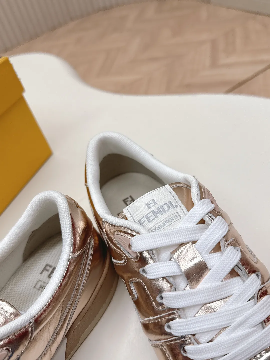 最新色系!皮面 出女💰320 男加10 最新版面 情侣款 Fendi芬迪2025新色系列板鞋休闲运动鞋 FD match 升级新款 全皮面拼接 新鲜血液注入加FF复古的设计 超好看百搭 鞋面牛皮面拼接组合 侧面凸起的双F logo内里采用透气布里 轻便 舒适百搭 原版TPu大底 码数,女款35-40 / 男款39-44