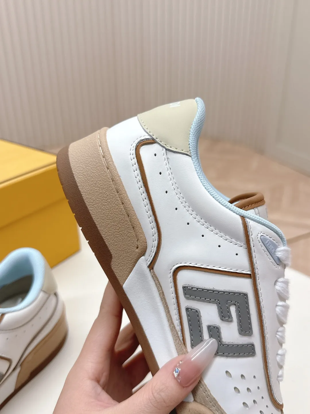 最新色系!出女💰310男加10 最新版面 情侣款 Fendi芬迪2025新色系列板鞋休闲运动鞋 FD match 升级新款 全皮面拼接 新鲜血液注入加FF复古的设计 超好看百搭 鞋面牛皮面拼接组合 侧面凸起的双F logo内里采用透气布里 轻便 舒适百搭 原版TPu大底 码数,女款35-40 / 男款39-44