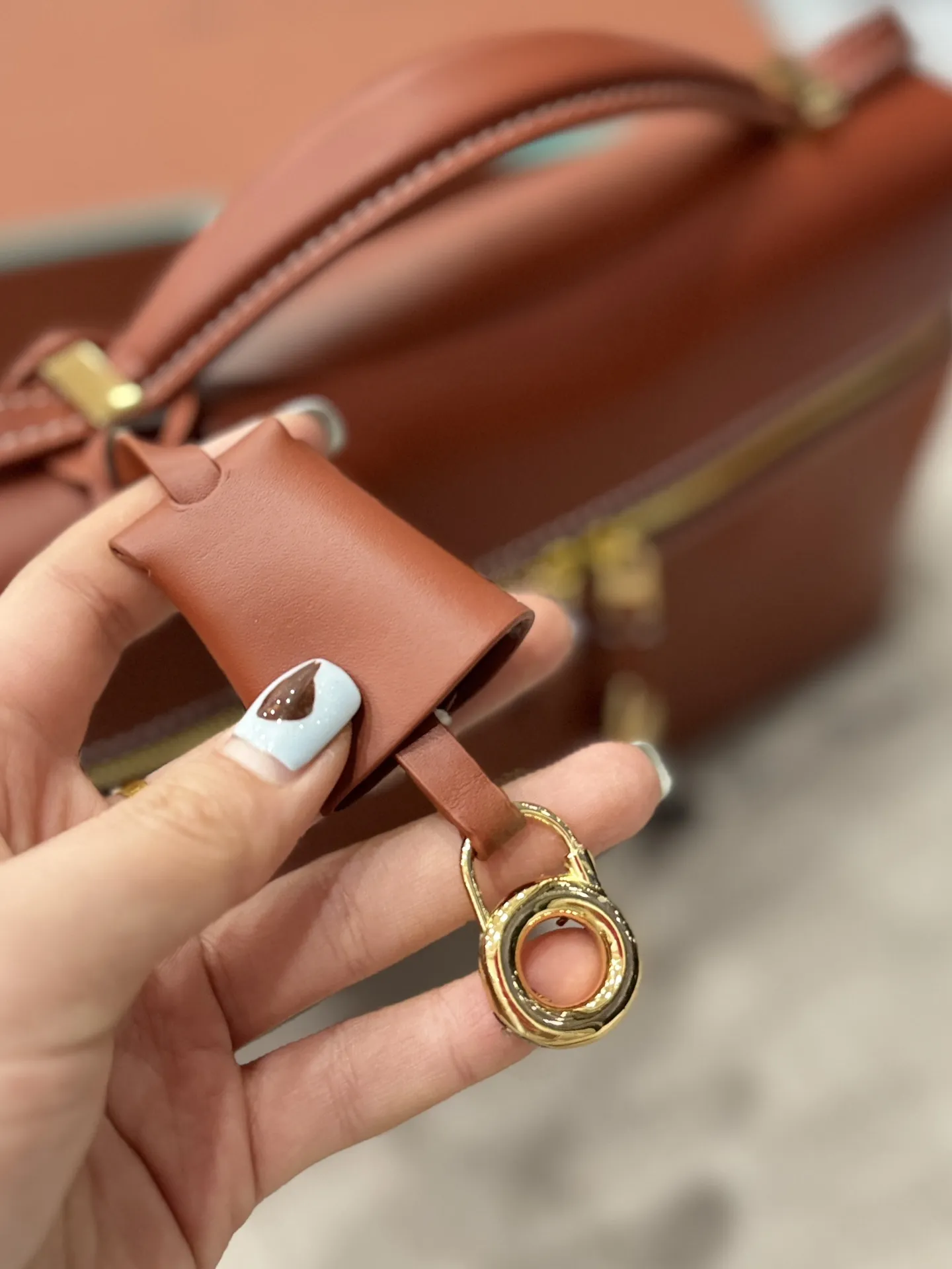 大号P225 配盒🎀 size：22.5&times;15 Loro Piana Extra Bag L27 饭盒包 单肩斜挎手提包 手袋包 这个包型以几何造型展示了精美与优雅风范复古手袋的魅力 加上细心雕琢的细节锋线饰边凸显出简洁干练的线条 为新手袋增添了现代的品味! 皮质采用了牛皮制作而成具有细腻而饱满的纹理感金属点缀 独特精致