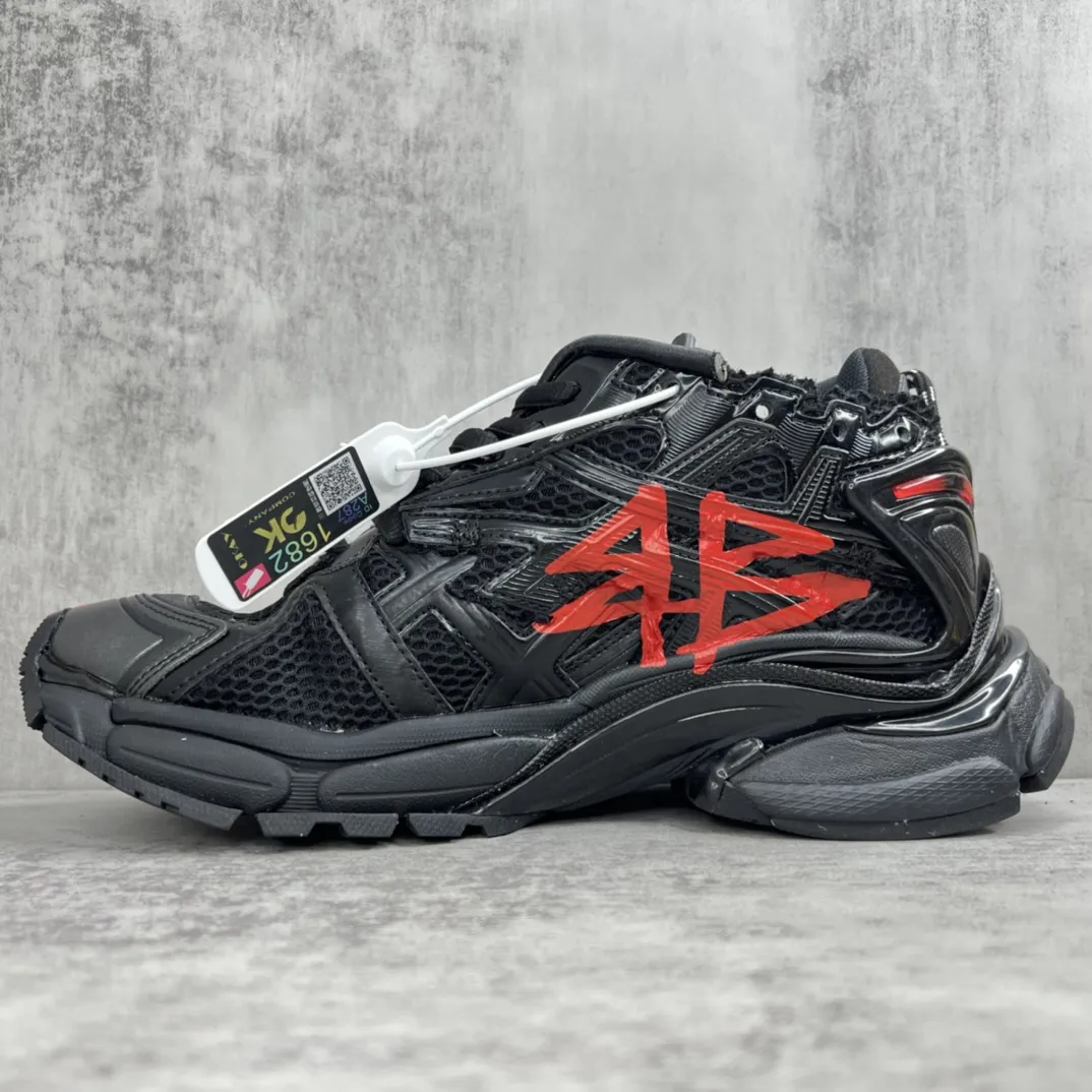 💰520🔥新款上架🔥 Balenciaga- Runner 2023最新配色 巴黎世家 最新款跑鞋是通过溢胶、做旧、缝线等细节,展示了设计师 Demna 的运动鞋风格,用一双「旧鞋」传递复古感,后侧板、翘起的鞋头,则展示了 Demna 在结构上的未来构想;原装大盒从里到外一切百分百还原官方配置 码数:35-46