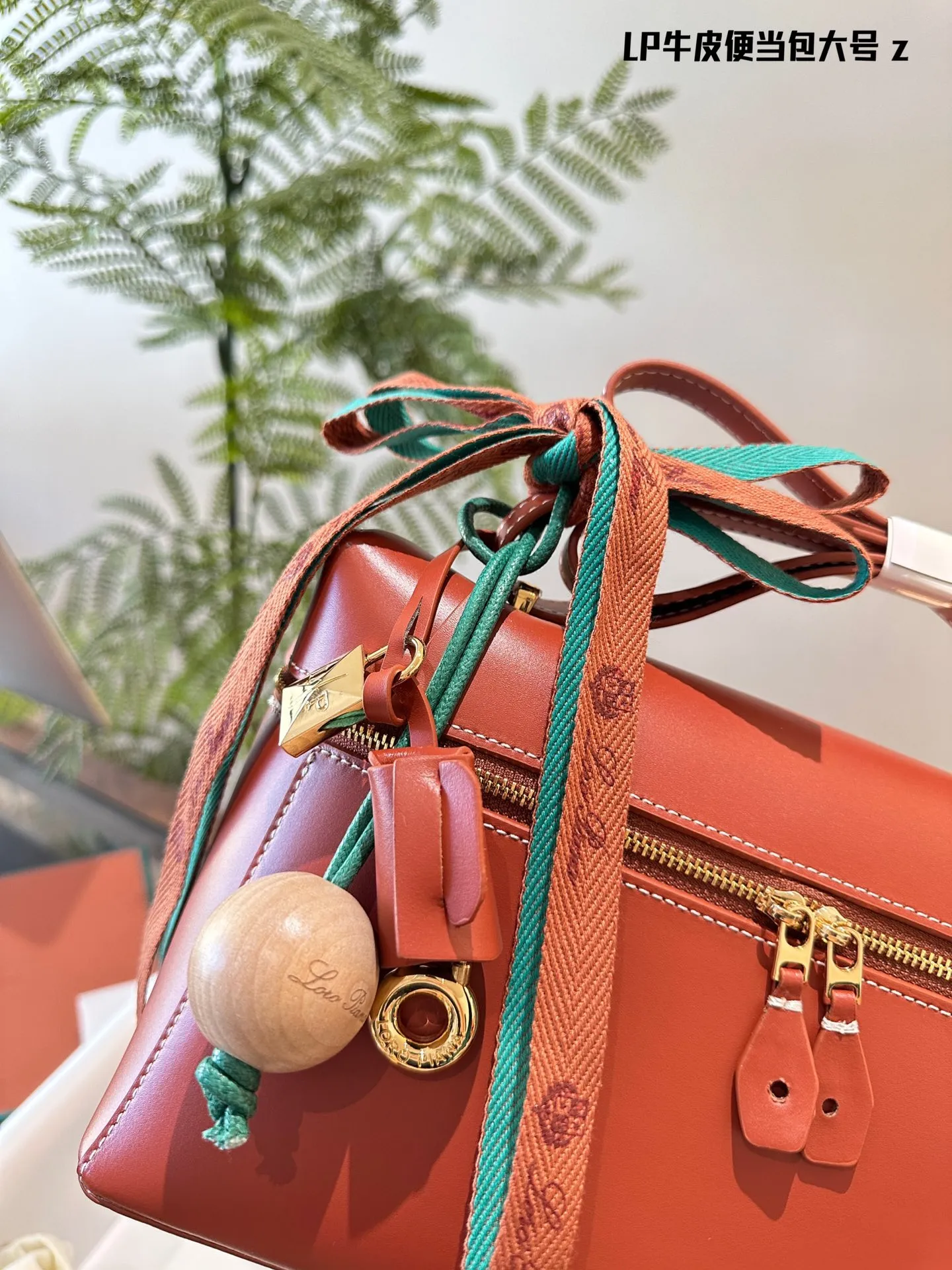 p220 原版牛皮 Loro Piana又出新包，唐嫣吴千语都在背! 董洁、马思纯、梅婷、宋佳、万茜、邬君梅、张雪迎、张钧甯，唐嫣、吴千语，好多女明星们最新街拍都在背 这支全新的Extra Bag手袋啊!包包颜值是真的高，容量很充足非常实用，可以单肩也可以斜挎，还有很多配色可以选择，经典百搭，秋冬新包这支最有看点!27cm专柜包装