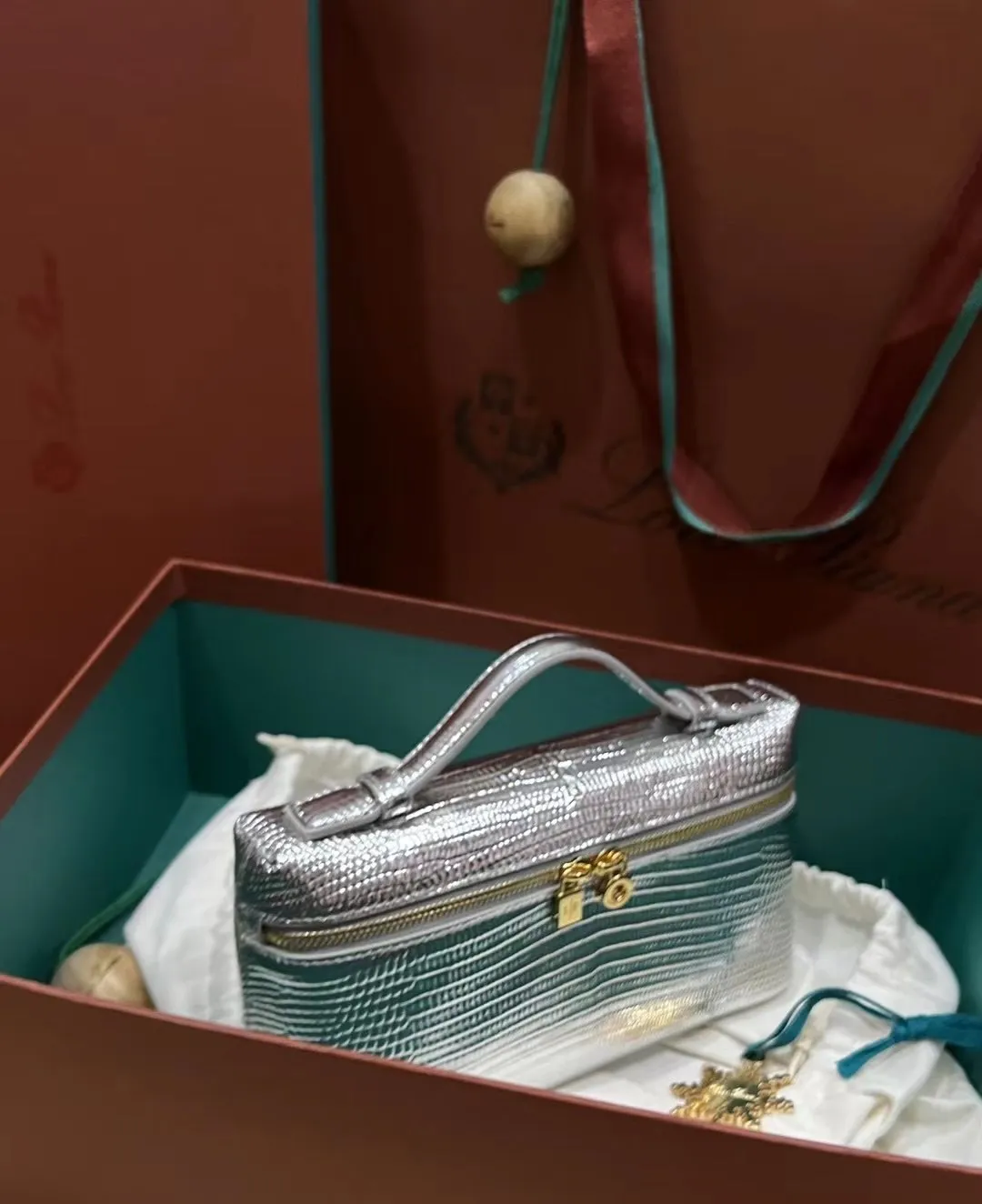 现货供应👉特级复刻Loro piana L19 专柜断货王😉#🔎细节图🌟对正品版💁🏻♂️进口牛皮压蜥蜴纹💫超A油边打磨❣️内里配进口羊皮 ,五金也是正品一比一开模👍是不锈钢不掉色的全钢材质😎小号尺寸19cm🈶️金扣