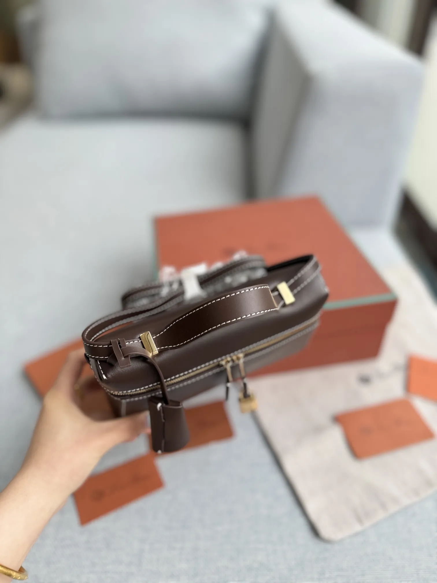 小号P205 配盒🎀 size:19.5×10.5 Loro Piana Extra Bag L27 饭盒包 单肩斜挎手提包 手袋包 这个包型以几何造型展示了精美与优雅风范复古手袋的魅力 加上细心雕琢的细节锋线饰边凸显出简洁干练的线条 为新手袋增添了现代的品味! 皮质采用了牛皮制作而成具有细腻而饱满的纹理感金属点缀 独特精致