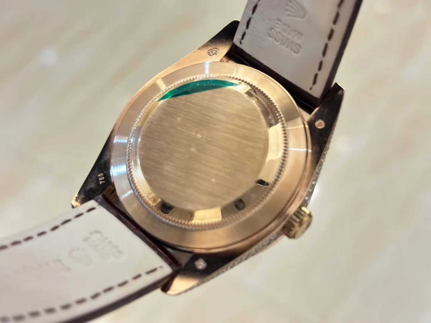 💍劳力士 顶级好货💍🌈首款日志型美洲鳄鱼皮带系列 !✨后镶嵌顶级天然皓石,大闪亮,难度极高,目前同种材质最闪工艺。不惜成本只为完美,可谓用心至极,完美展现工匠精神。奢华高贵 身份的象征,适合重要场合使用! 1⃣️搭载ETA2836星期日历全自动机芯,经典机芯稳定性强,无后顾之忧。 2⃣️蓝宝石镜面,字面颜色更细腻做出了与正品一致的视觉效果,防反光凸透式放大日历窗。 ️3⃣️表壳均采用顶级904钢,镶嵌顶级天然皓石。尺寸:直径40mm。 4⃣️表带美洲鳄鱼皮配搭原装折叠扣表扣,连接表壳头粒更细致优化!表扣细节刻字也比较到位! 5⃣️复刻诚心力作!让我们一起一劳永逸!欢迎各位表友品鉴!