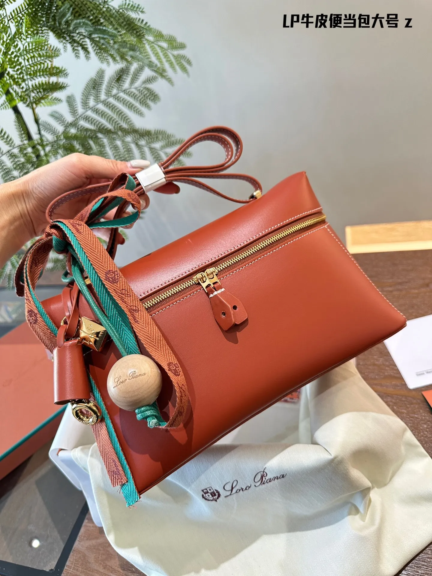 p220 原版牛皮 Loro Piana又出新包,唐嫣吴千语都在背! 董洁、马思纯、梅婷、宋佳、万茜、邬君梅、张雪迎、张钧甯,唐嫣、吴千语,好多女明星们最新街拍都在背 这支全新的Extra Bag手袋啊!包包颜值是真的高,容量很充足非常实用,可以单肩也可以斜挎,还有很多配色可以选择,经典百搭,秋冬新包这支最有看点!27cm专柜包装