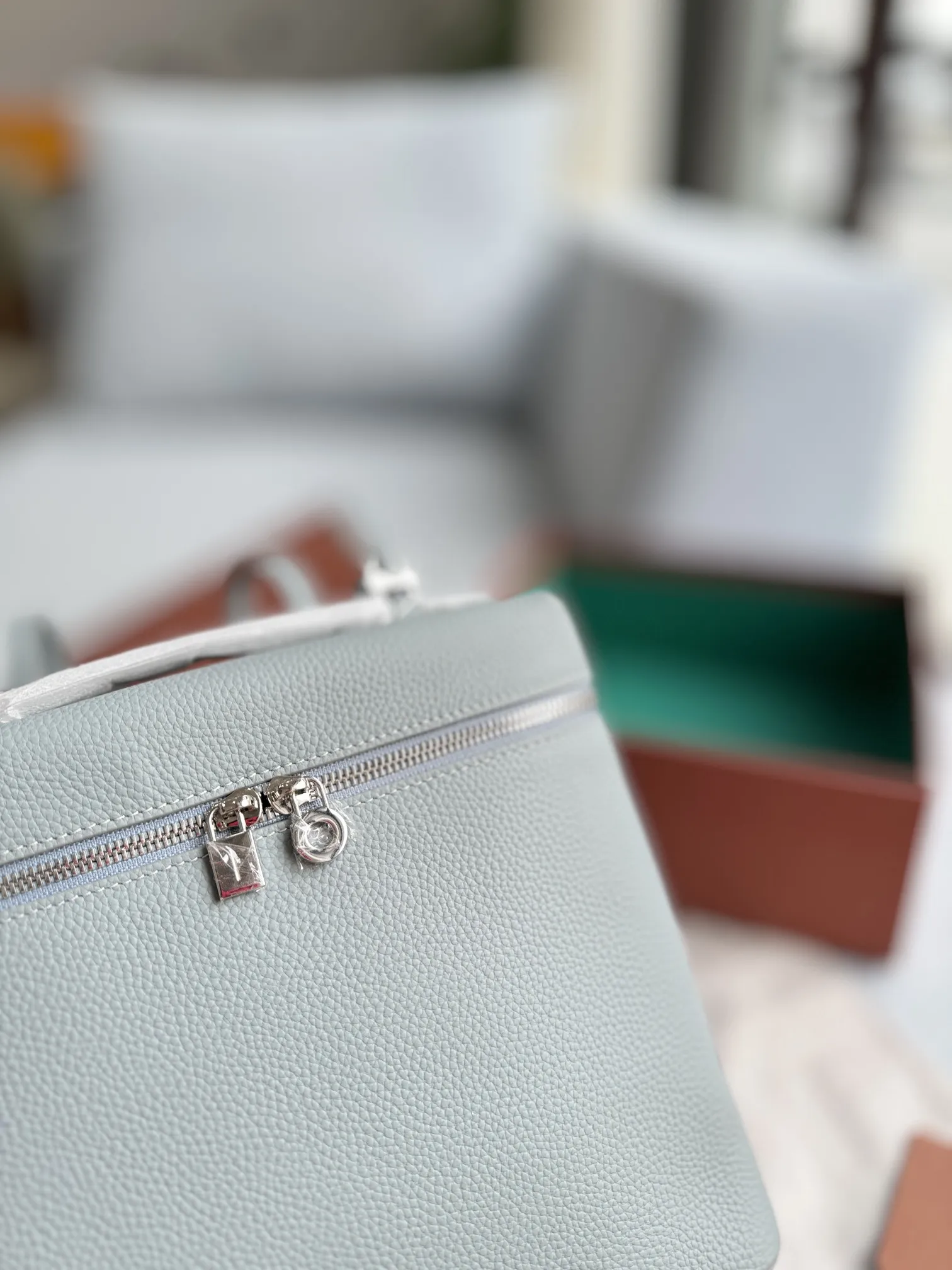 P215 配盒🎀 size:23×21 Loro Piana ExtraPocket L23.5 豆腐包 双肩包 造型实在太可爱了! 一如既往的极简风格 新出珍珠灰特别有质感! 一眼就被这款米色手提双肩包吸引了 它静静地躺在木质桌面上 宛如一位等待被发现的优雅女子。