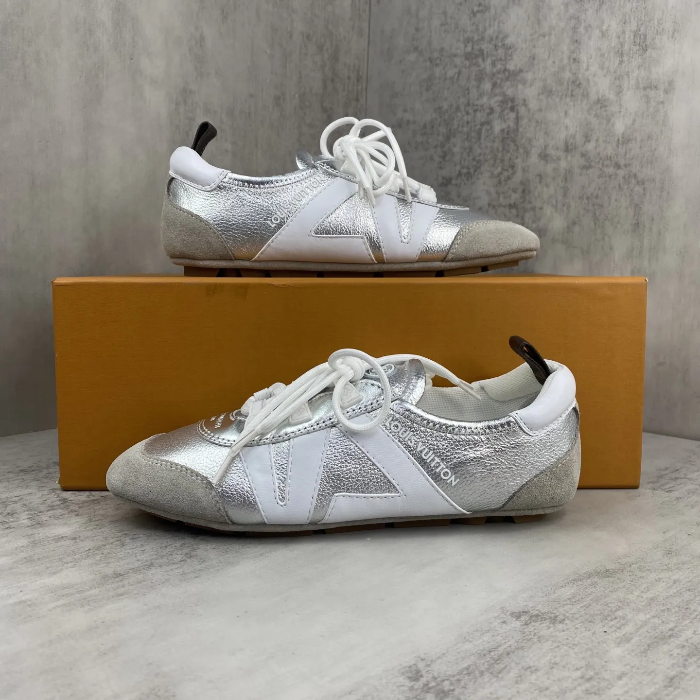 💰340🔥新款上架🔥 Louis Vuitton 25ss lv路易威登专柜最新复古德训鞋 芭蕾运动鞋 众多网红明星纷纷开秀上脚 这款系带休闲运动鞋妥妥的美式复古风格 经典百搭的单品 面料:牛皮+丝光牛反绒 内里:羊皮 原版开模橡胶鞋底 码数:35-45