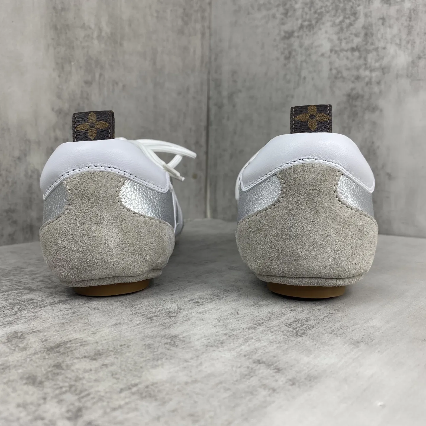 💰340🔥新款上架🔥 Louis Vuitton 25ss lv路易威登专柜最新复古德训鞋 芭蕾运动鞋 众多网红明星纷纷开秀上脚 这款系带休闲运动鞋妥妥的美式复古风格 经典百搭的单品 面料：牛皮+丝光牛反绒 内里：羊皮 原版开模橡胶鞋底 码数：35-45