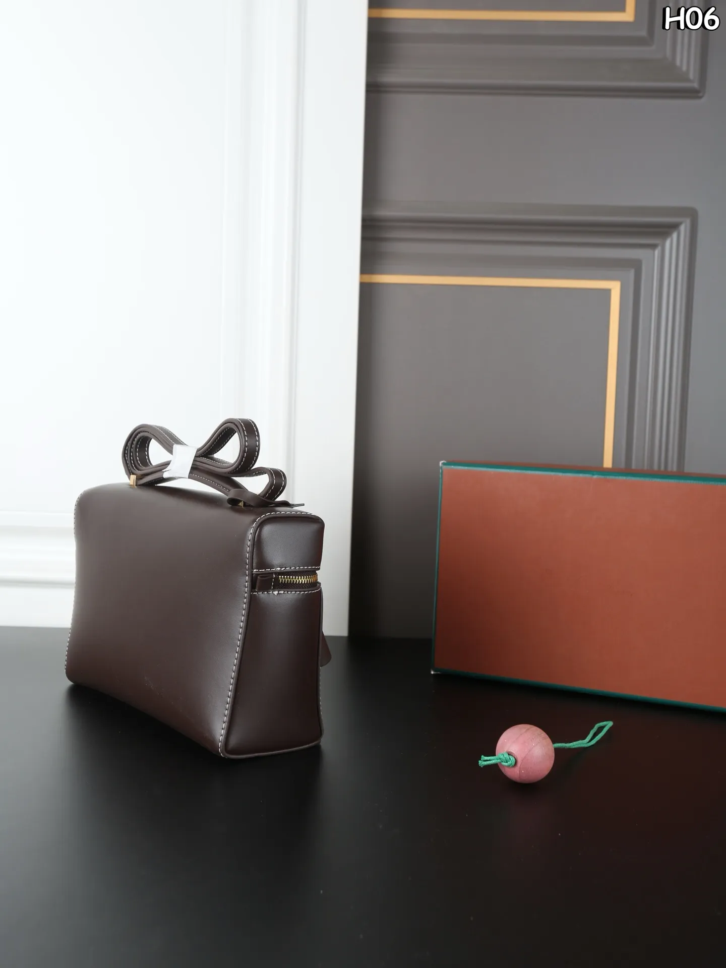 大P235 天地盖➕挂件 中P225 天地盖➕挂件 小P205 天地盖➕挂件 Loro Piana Extra Bag LP 饭盒包 化妆盒子包 手提包斜挎包 宋佳同款！ 吴千语、唐嫣等明星都在背Loro Piana新包！ Loro Piana 又出新包了，最新街拍吴千语、唐嫣、张钧甯、董洁、马思纯、梅婷、宋佳、万茜、邬君梅、张雪迎、包包颜值是真的高，容量方面也能够满足出行需求，不管是通勤还是日常都很适合，秋冬季节拿来搭配外套大衣最合适不过啦！ 尺寸：26.5&times;17/23&times;15/20&times;11